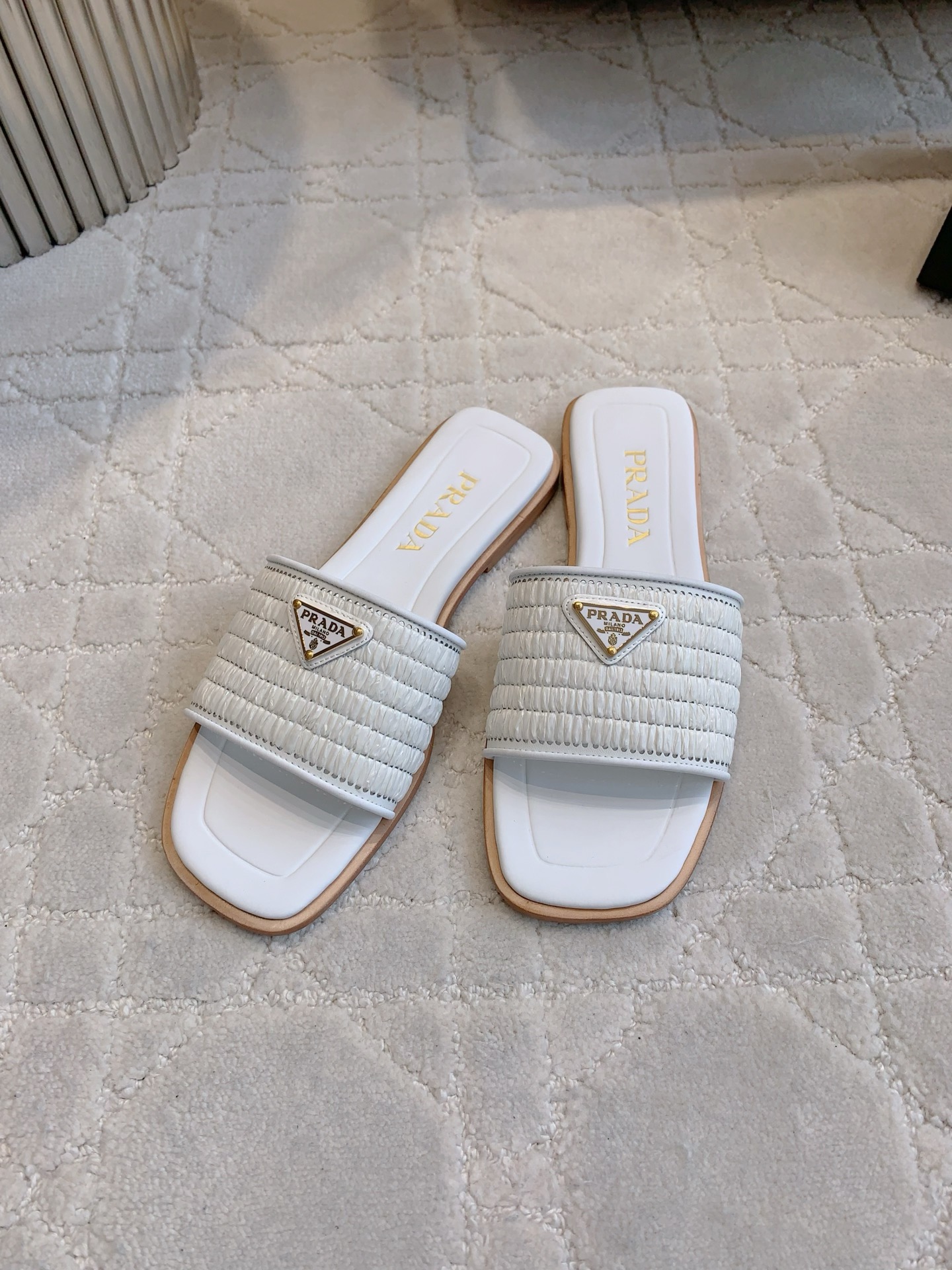 NO:233389,Prad* new straw woven flat slippers, classic woven vacation style, triangle logo decoration simple and refreshing, super versatile model, cowhide upper, ZP open-mold triangle logo, sheepskin footbed size 35-39 (40 41 custom made), slippers, prada, slippers, espadrilles, cowhide, sheepskin19860909Prad*新款草编平底拖鞋 经典编织度假风 三角标装饰简约清爽 超级百搭款 鞋面牛皮草编 ZP开模三角标 羊皮垫脚 尺码35-39（40 41定做）,拖鞋,prada,slippers,espadrilles,cowhide,sheepskin,Women's Shoes