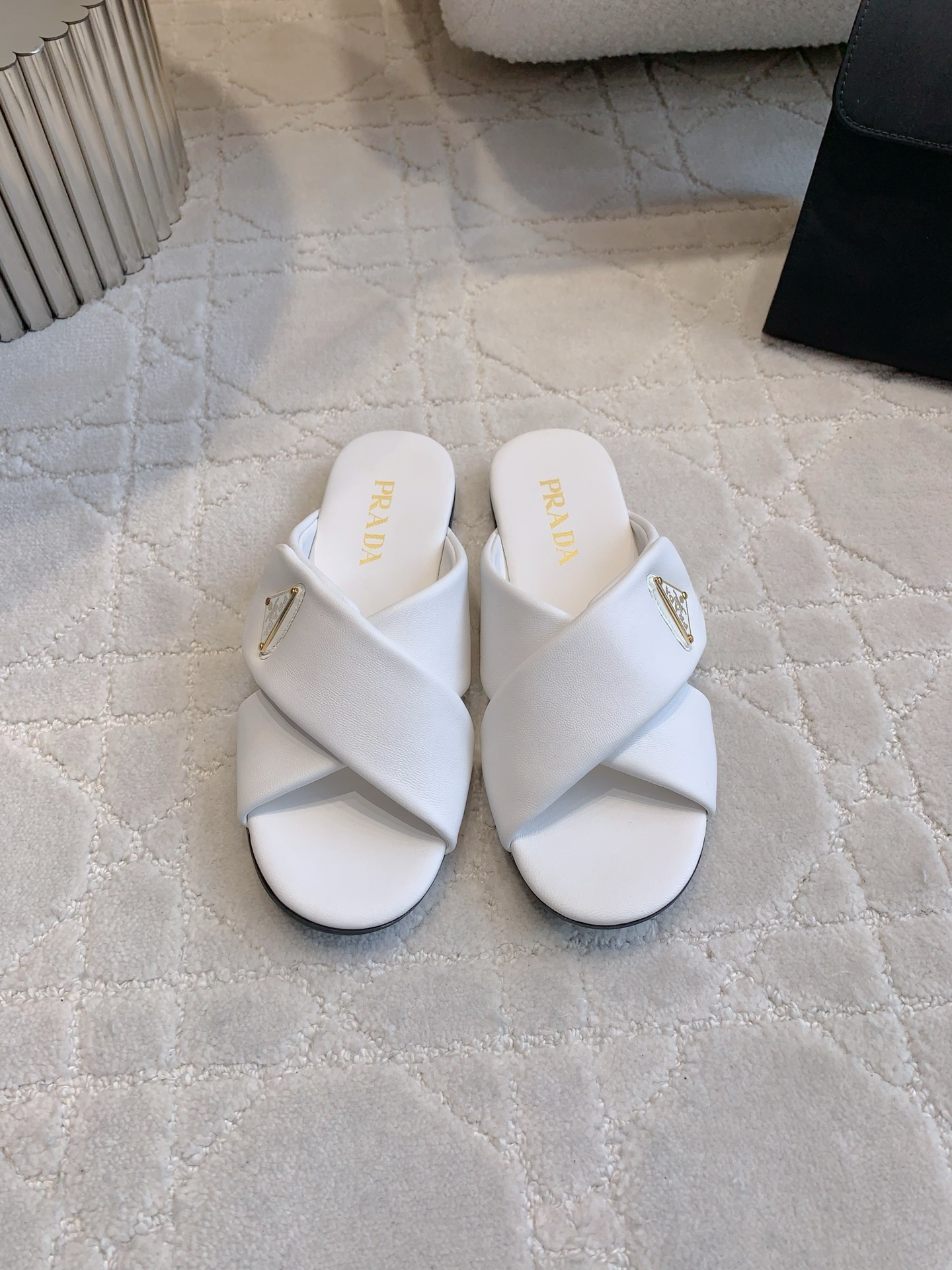 NO:233397,Prad* new cross-sole slippers, simple, capable and versatile, triangle logo embellishment, fashionable and exquisite, everyday wear, super soft sheepskin upper, inner footbed sheepskin original open molded sole size 35-39 (customized for 40 41), slippers, prada, slippers, sheepskin19860909Prad*新款交叉平底拖鞋 简约干练百搭 三角标logo点缀 时髦又精致 日常穿出高级感 鞋面超软羊皮 内里垫脚羊皮 原版开模大底 尺码35-39（40 41定做）,拖鞋,prada,slippers,sheepskin,Women's Shoes