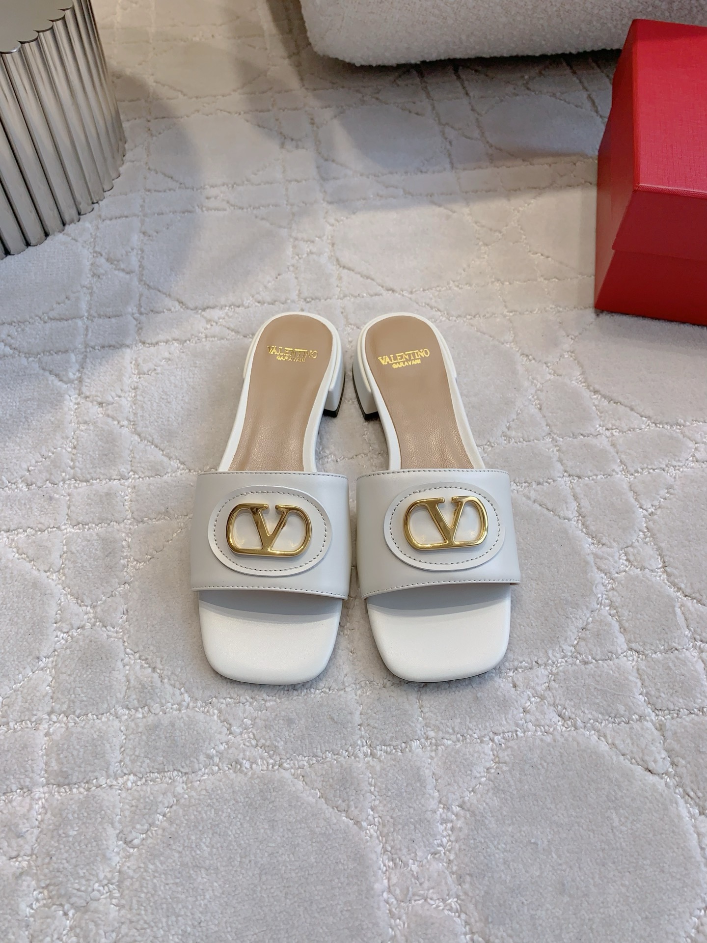 NO:252171,VALENTIN* newest square head V-button slippers Classic V-button decoration shows exquisiteness Comfortable and versatile upper cowhide ZP mold hardware buckle Inner footbed sheepskin Italian leather outsole Size 35-39 (40 41 42 customized), slippers, valentino, slippers, cowhide, sheepskin, Leather soles19860909VALENTIN*新款方头Ｖ扣拖鞋 经典Ｖ扣装饰尽显精致感 舒适又百搭 鞋面牛皮 ZP开模五金扣 内里垫脚羊皮 意大利真皮大底 尺码35-39（40 41 42定做）,拖鞋,valentino,slippers,cowhide,sheepskin,Leather soles,Women's Shoes