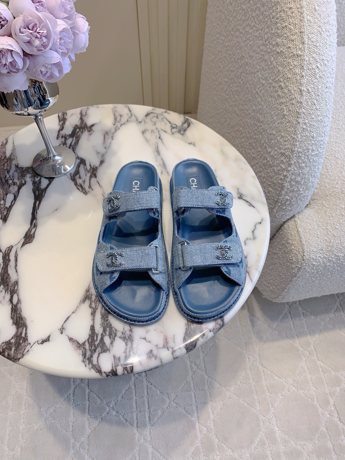 NO:252033,Slippers Sandals CHANE's latest denim Velcro sandals Top quality!  Simple and versatile single item, the love of domestic and foreign celebrities!   Original custom denim fabric on the upper ZP mold opening hardware buckle Inner foot pad sheepskin Italian leather outsole Size 35-39 (40 41 custom made), slippers sandals, chanel, sandals, slippers, sheepskin, Leather soles19860909拖鞋 凉鞋  CHANE*新款牛仔魔术贴凉鞋 顶级品质！简约百搭单品 国内外明星网红的超爱！  鞋面原版定制牛仔面料 ZP开模五金扣 内里垫脚羊皮 意大利真皮大底 码数35-39（40 41定做）,拖鞋凉鞋,chanel,sandals,slippers,sheepskin,Leather soles,Women's Shoes