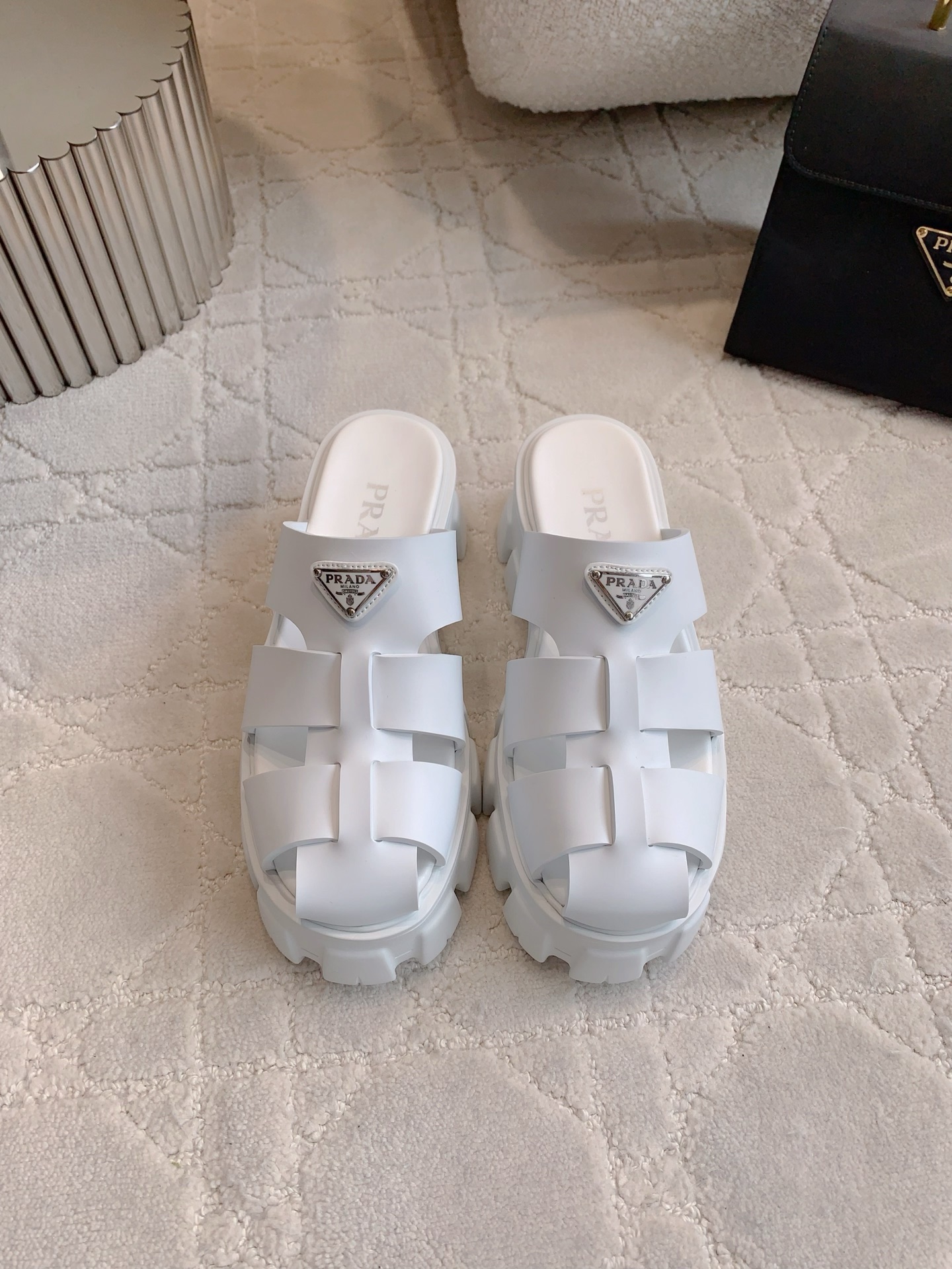 NO:252199,Prad* new triangle thick-soled sandals. Classic logo decoration shows exquisiteness. Thick sole design lengthens the leg lines. The feet feel super soft and comfortable. Original foam fabric. The bottom is 6cm thick. Size 35-39 (customized for 40 41), semi-travel, prada, slippers19860909Prad*新款三角标厚底凉拖鞋 经典logo装饰尽显精致 厚底设计拉长腿部线条 脚感超级柔软舒适 原版发泡面料 底厚6cm 尺码35-39（40 41定做）,半拖,prada,slippers,Women's Shoes