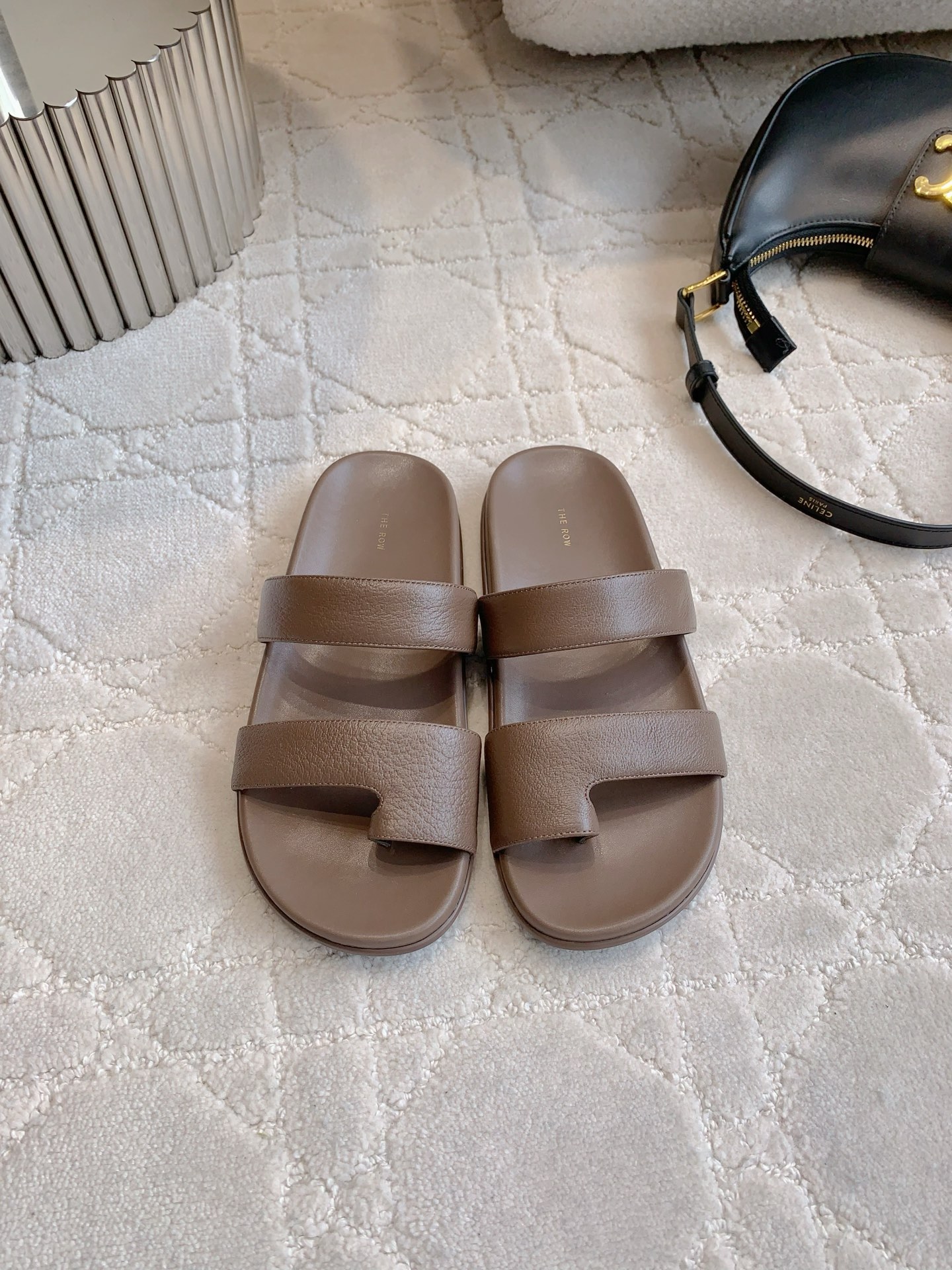 NO:262475,The Row's new clip-toe sandals, simple and high-end feel, comfortable and easy to wear, super good quality, super soft cowhide, inner foot pad sheepskin, original open mold outsole, size 35-39 (customized for 40), split-toe shoes, slippers, cowhide, sheepskin19860909The Row新款夹趾凉拖鞋 简约的高级感 舒适好穿 品质超好 鞋面超软牛皮 内里垫脚羊皮 原版开模大底 尺码35-39（40定做）,分趾鞋,slippers,cowhide,sheepskin,Women's Shoes