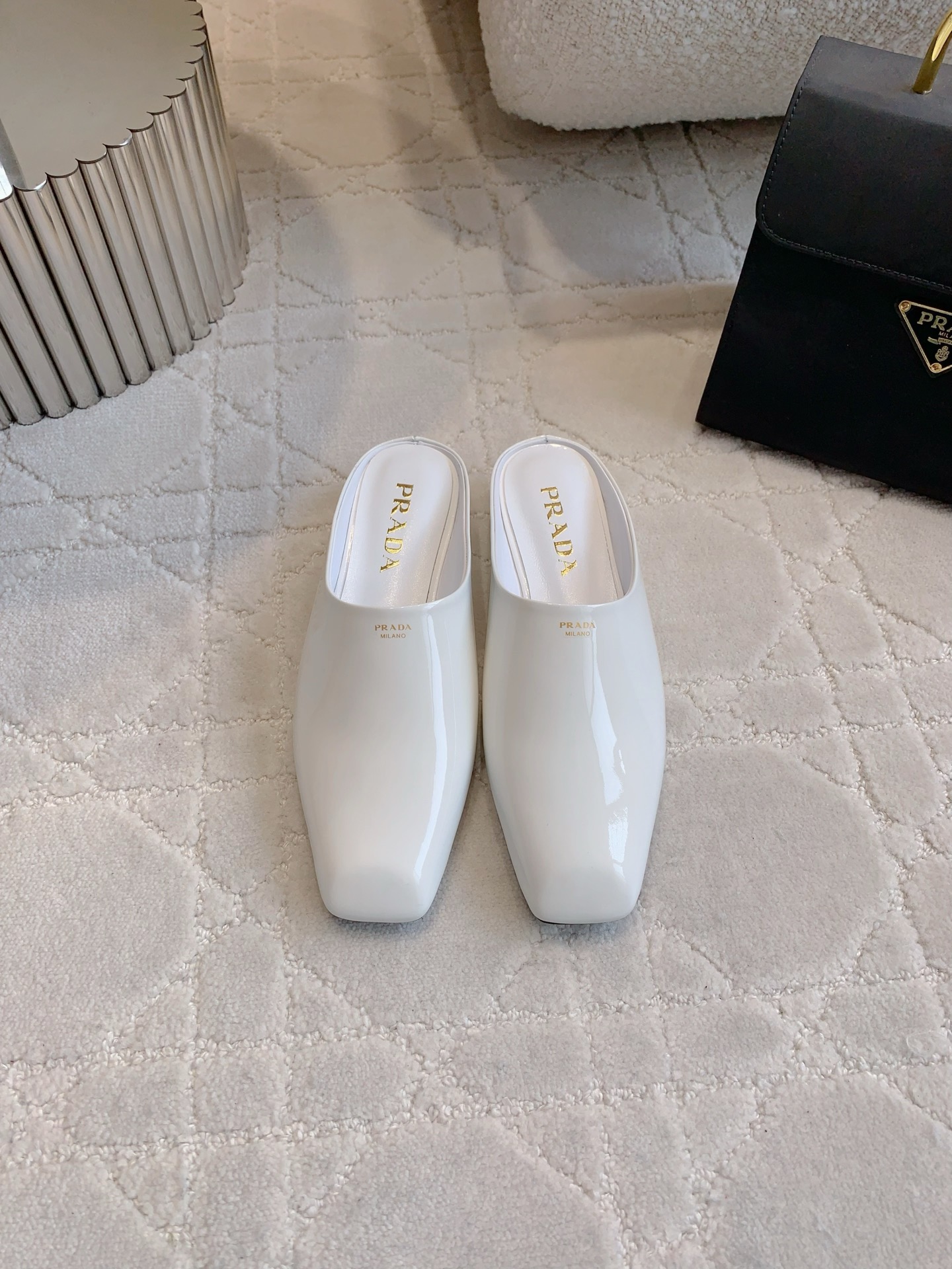 NO:252117,Prad* new small square-toed muller half slippers, it looks really slim on the feet, the most beautiful girl in the temperament, the best look of the upper cowhide, the inner footbed sheepskin Italian leather outsole Size 35-39 (34 40 41 Custom made), semi-trail, prada, slippers, cowhide, sheepskin, Leather soles19860909Prad*新款小方头穆勒半拖鞋 上脚真的很显瘦 气质小姐姐的心头爱 绝绝子好看 鞋面牛皮 内里垫脚羊皮 意大利真皮大底 尺码35-39（34 40 41定做）,半拖,prada,slippers,cowhide,sheepskin,Leather soles,Women's Shoes