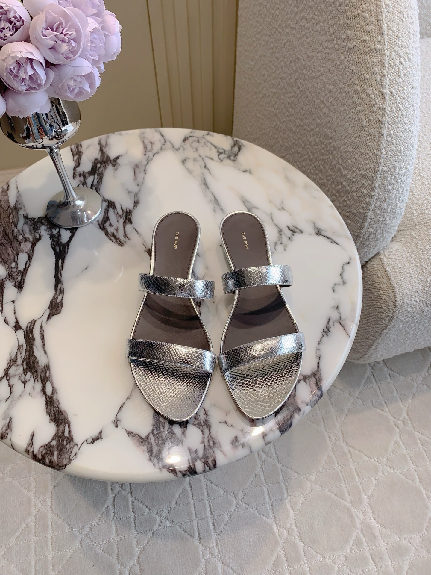 NO:233395,The Row new clip-on sandals, simple and high-end feel, comfortable and easy to wear, super good quality, super soft lambskin, inner footbed lambskin, Italian leather outsole, size 35-39 (customized for 40), slippers, slippers, sheepskin, Leather soles19860909The Row新款夹小跟凉拖鞋 简约的高级感 舒适好穿 品质超好 鞋面超软小羊皮 内里垫脚羊皮 意大利真皮大底 尺码35-39（40定做）,拖鞋,slippers,sheepskin,Leather soles,Women's Shoes