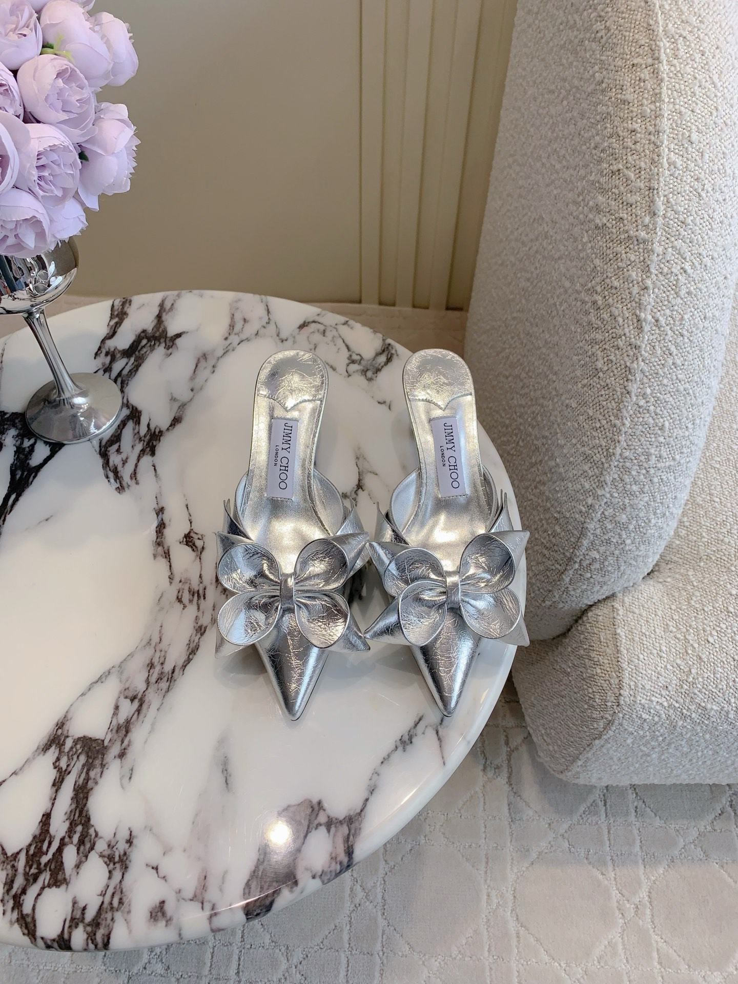 NO:251892,Jimmy Cho*'s newest bow and flower high heels, purely handmade calfskin bows, create a unique and elegant shoe shape, romantic and gentle on the feet, a fairy's shoes, cowhide, bow and cowhide, inner foot padded sheepskin Italian leather outsole, heel height 4.5cm, size 35-39, semi-torque high heels, jimmy choo, high heels, cowhide, sheepskin, Leather soles19860909Jimmy Cho*新款蝴蝶结花朵高跟鞋 纯手工打造小牛皮蝴蝶结 打造别致优雅鞋型 上脚浪漫又温柔 妥妥的小仙女的鞋子 鞋面牛皮 蝴蝶结牛皮 内里垫脚羊皮 意大利真皮大底 跟高4.5cm 尺码35-39,半拖高跟鞋,jimmy choo,high heels,cowhide,sheepskin,Leather soles,Women's Shoes