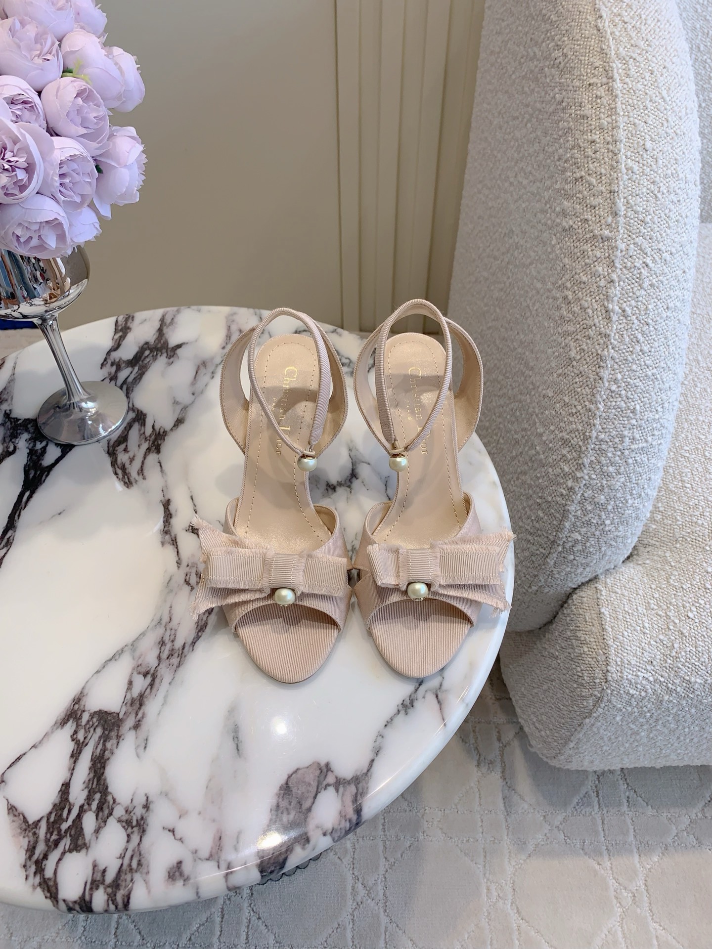 NO:233400,Dio's newest bow-tie pearl high heel sandals. The effect of the foot is really amazing. The black tassel grosgrain upper shows the fashionable style. The white pearl embellishment adds elegant temperament. Everyday versatile. The upper is original grosgrain. The inner footbed top mixed-bred sheepskin. Italian leather outsole. Heel height 8.5cm. Size 35-39 (40 41 42 custom made), sandals, dior, sandals, sheepskin, Leather soles19860909Dio*新款蝴蝶结珍珠高跟凉鞋 上脚效果真的绝了 黑色流苏罗缎鞋面尽显时尚格调 白色珍珠点缀增添高雅气质 日常百搭 鞋面原版罗缎 内里垫脚顶级混种羊皮 意大利真皮大底 跟高8.5cm 尺码35-39（40 41 42定做）,凉鞋,dior,sandals,sheepskin,Leather soles,Women's Shoes