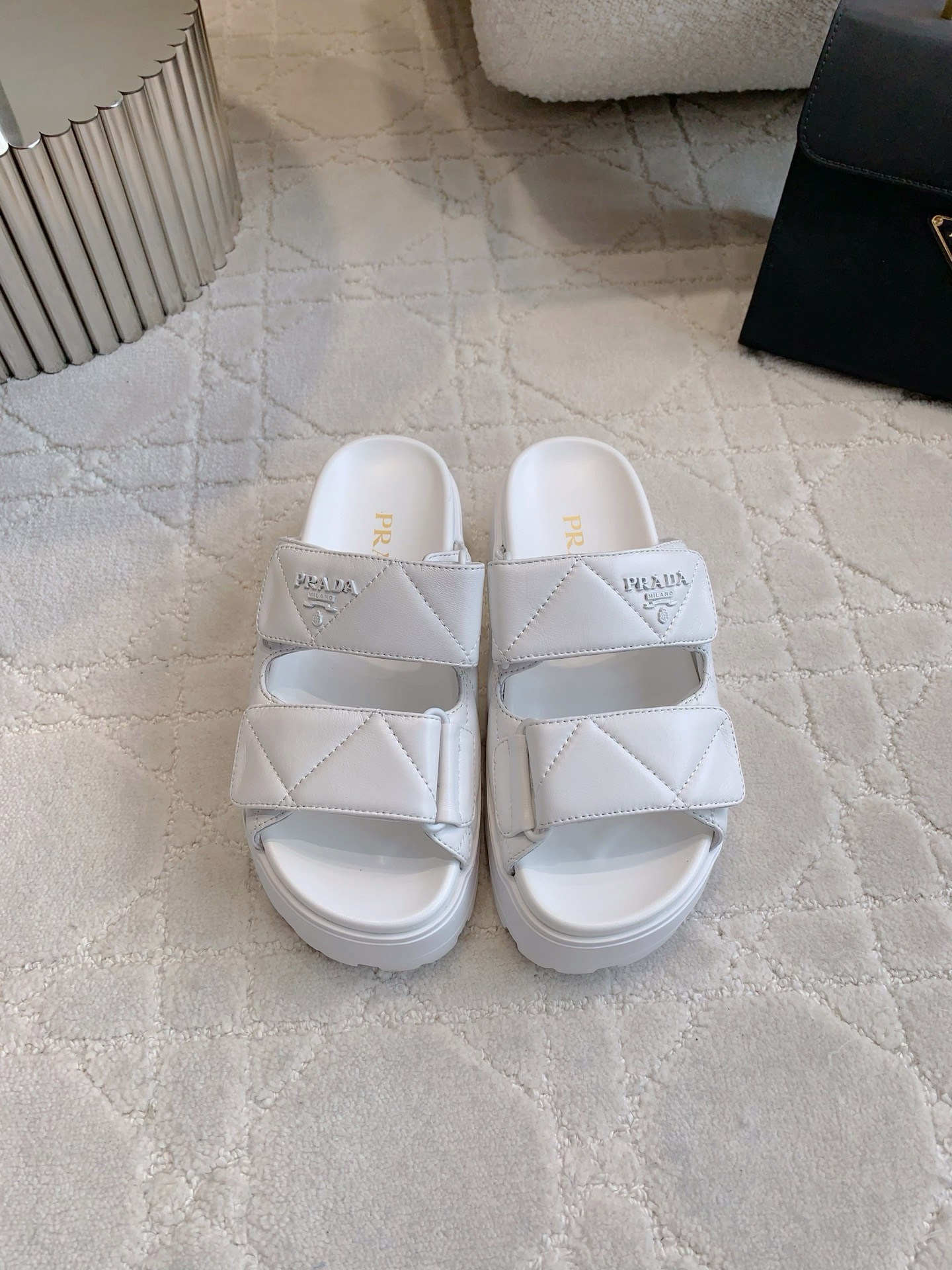 NO:252204,Prad* new Velcro thick-soled sandals. Classic logo decoration shows exquisiteness. Thick sole design lengthens the leg lines. The feet feel super soft and comfortable. Upper lambskin. Inner foot pad sheepskin. Original open-molded sole. Sole 6cm thick. Size 35-39 (customized for 40). Slippers, prada, slippers, sheepskin.19860909Prad*新款魔术贴厚底凉拖鞋 经典logo装饰尽显精致 厚底设计拉长腿部线条 脚感超级柔软舒适 鞋面小羊皮 内里垫脚羊皮 原版开模大底 底厚6cm 尺码35-39（40定做）,拖鞋,prada,slippers,sheepskin,Women's Shoes