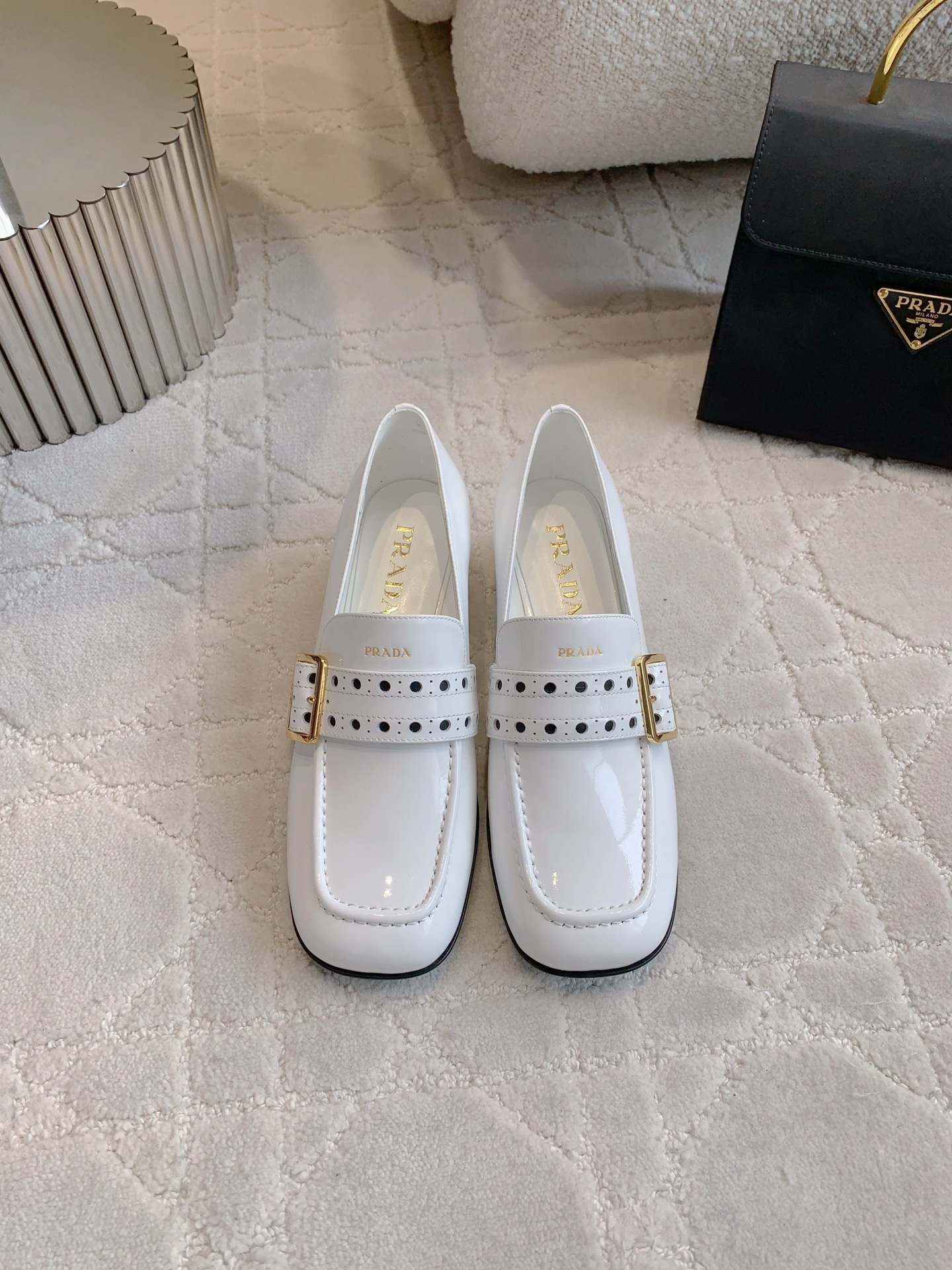 NO:252140,Light mouth, deep mouth, Prad* new thick heel shoes, well-behaved and age-reducing, punched design shows retro and exquisiteness, comfortable foot feeling, classic and versatile model, upper patent leather, inner foot padded sheepskin, Italian leather outsole, heel height 3cm, size 35-39 (34 40 41 custom made), single shoes, Mary Jane, prada, mary jane, sheepskin, Leather soles19860909浅口 深口 Prad*新款粗跟单鞋 乖巧减龄 冲孔设计尽显复古精致 脚感舒适 经典百搭款 鞋面牛漆皮 内里垫脚羊皮 意大利真皮大底 跟高3cm 尺码35-39（34 40 41定做）,单鞋玛丽珍,prada,mary jane,sheepskin,Leather soles,Women's Shoes