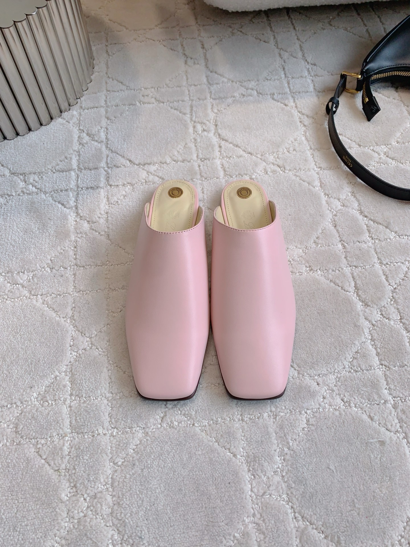 NO:225218,Loro Pian* LP new square-toe flat-soled muller half slippers Simple and fashionable, showing minimalist and high-end feel, super comfortable, all-match classic style, calfskin/silk, inner foot padded sheepskin Italian leather outsole Size 35-39 (40 41 custom made), semi-torque, loro piano, loro piano, slippers, cowhide, sheepskin, real silk, Leather soles19860909Loro Pian* LP新款方头平底穆勒半拖鞋 简约时尚 尽显极简高级感 脚感超级舒适 四季百搭经典款  鞋面小牛皮/真丝 内里垫脚羊皮 意大利真皮大底 尺码35-39（40 41定做）,半拖,loro piana,loro piana,slippers,cowhide,sheepskin,real silk,Leather soles,Women's Shoes