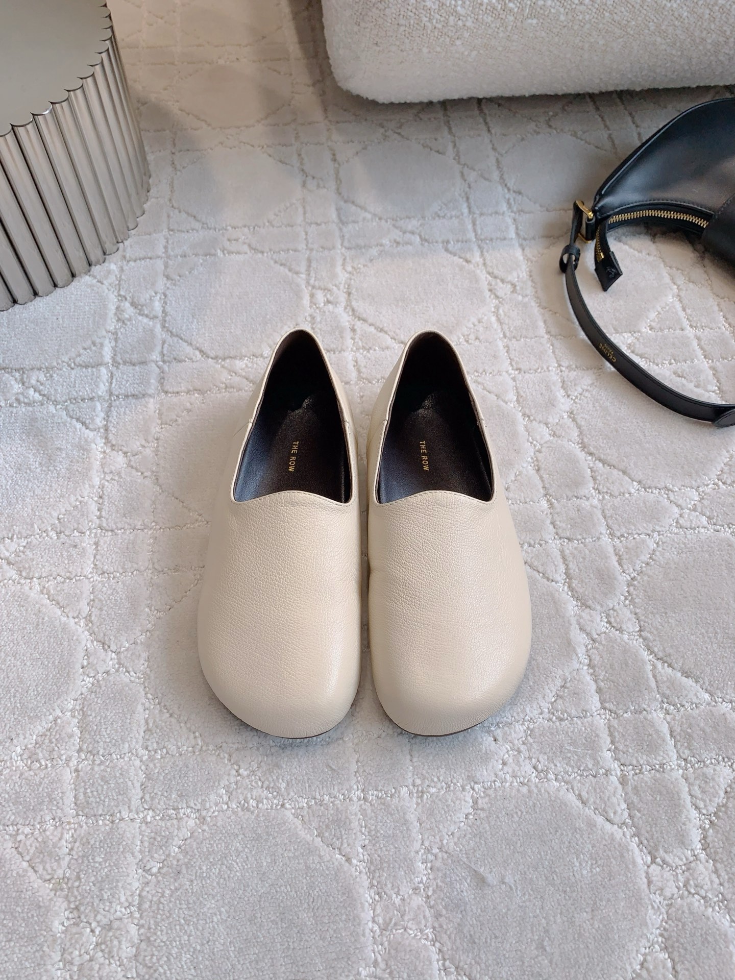 NO:225266,The Row's new flat-sole one-foot lazy shoes. Simple and high-end feel. The whole pair of shoes is super soft, comfortable and easy to wear. Super good quality. Super soft cowhide. Inner footbed sheepskin. Original open-molded sole. Size 35-39 (customized for 40), loafers, loafers, cowhide, sheepskin.19860909The Row新款平底一脚蹬懒人鞋 简约的高级感 整双鞋子超级柔软 舒适好穿 品质超好 鞋面超软牛皮 内里垫脚羊皮 原版开模大底 尺码35-39（40定做）,乐福鞋,loafers,cowhide,sheepskin,Women's Shoes