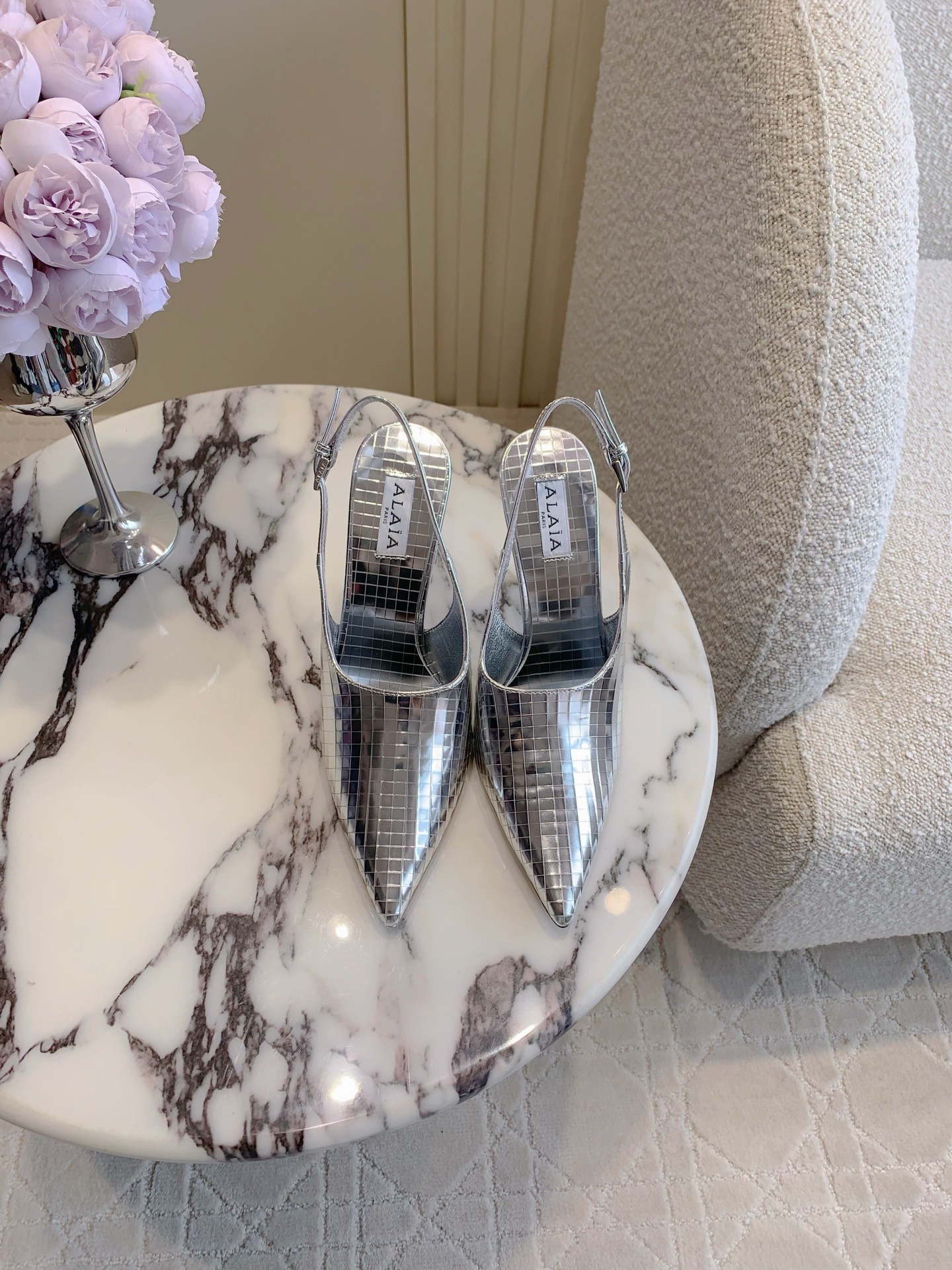 NO:260817,ALAIA new pointed mirrored high heels mirrored metal leather full of futuristic technology, cool and shining, unique and unique, full of fashionable feeling, metal leather upper, inner footbed sheepskin Italian leather outsole Heel height 9.5cm Size 35-39 (customized for 40), high heels sandals, alaia, sandals, high heels, sheepskin, Leather soles19860909ALAIA新款尖头镜面高跟鞋 镜面金属皮未来科技感满满 炫酷闪耀 独特有个性 时髦感十足 鞋面金属皮 内里垫脚羊皮 意大利真皮大底 跟高9.5cm 尺码35-39（40定做）,高跟鞋凉鞋,alaia,sandals,high heels,sheepskin,Leather soles,Women's Shoes