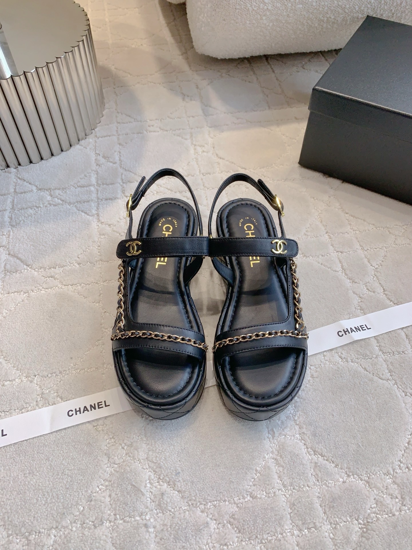 NO:259135,Top version Original version CHANE's newest thick-soled sponge cake-soled sandals, classic chain decoration, high-end feeling, very comfortable feet, instantly become long legs, super soft lambskin on the upper ZP opening hardware, super texture, inner foot pad sheepskin, diamond-covered lambskin original open mold anti-slip bottom heel height 5cm size 35-39 (customized for 40 41), sandals, chanel, sandals, sheepskin19860909顶级版本 原单 CHANE*新款厚底松糕底凉鞋 经典链条装饰高级感满满 脚感非常舒适 上脚秒变大长腿 鞋面超软小羊皮 ZP开幕五金 质感超棒 内里垫脚羊皮 菱格包底小羊皮 原版开模防滑底 跟高5cm 尺码35-39（40 41定做）,凉鞋,chanel,sandals,sheepskin,Women's Shoes