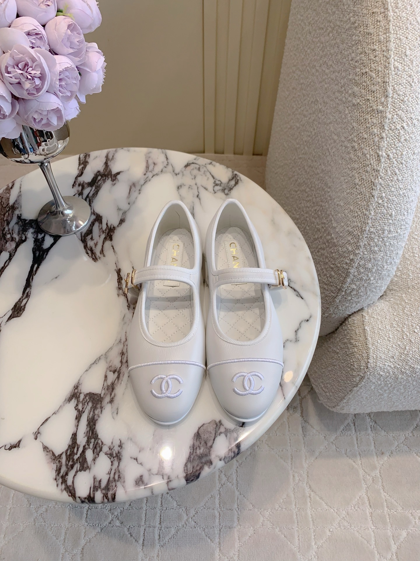 NO:252021,CHANE* Show new flat-soled Mary Jane single shoes, versatile and age-reducing style, super soft and comfortable on the feet, easy to control any outfit, original upper fabric/skin, inner foot pad sheepskin Italian leather outsole Size 35-39 (customized for 40 41), single shoes, Mary Jane, chanel, mary jane, sheepskin, Leather soles19860909CHANE* 秀场新款平底玛丽珍单鞋 万年百搭减龄款 上脚超级柔软舒适 任何穿搭都能轻松驾驭 鞋面原版布面/羊皮 内里垫脚羊皮 意大利真皮大底 尺码35-39（40 41定做）,单鞋玛丽珍,chanel,mary jane,sheepskin,Leather soles,Women's Shoes