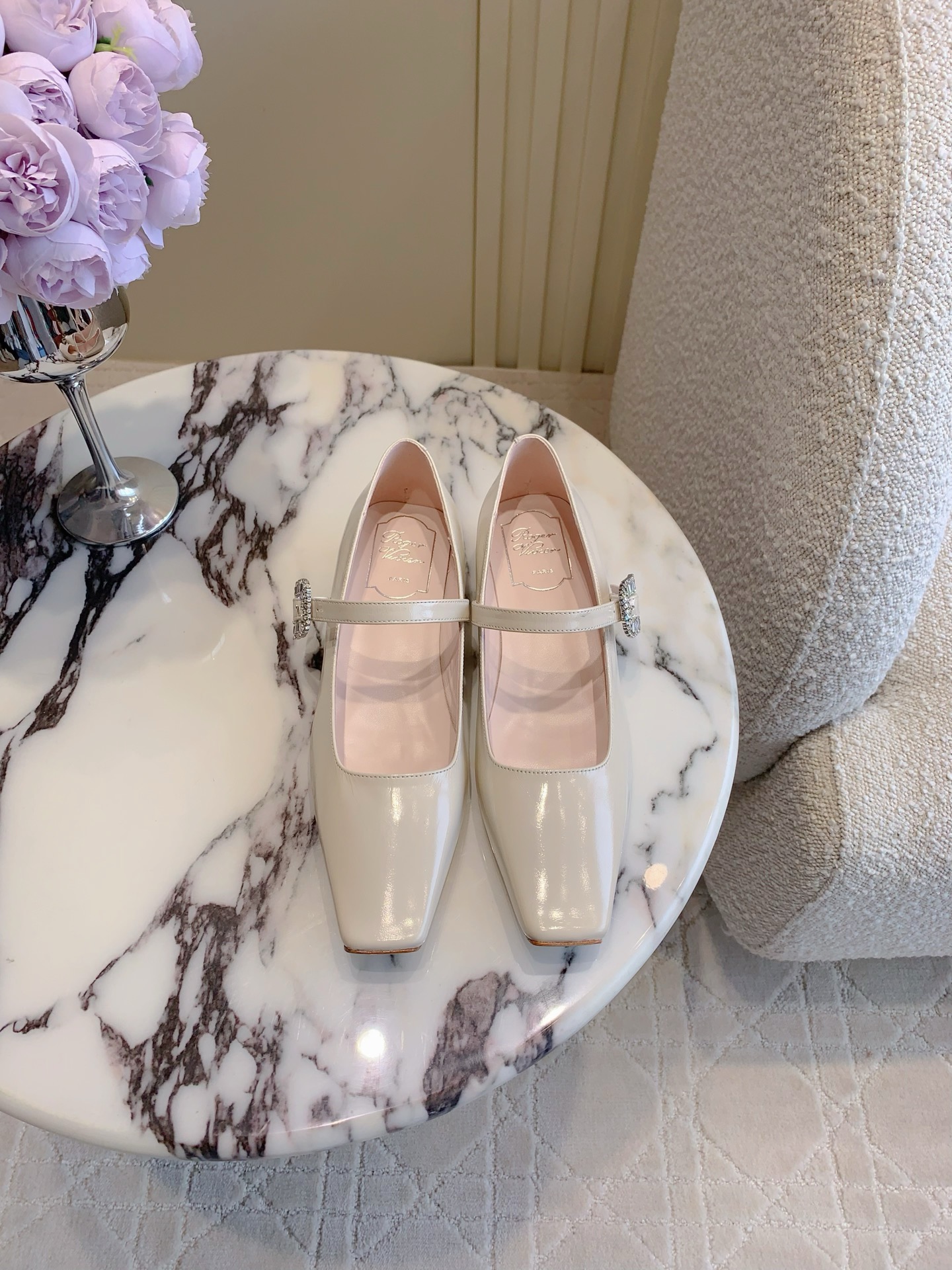 NO:252195,Roger Vivie* newest diamond buckle Mary Jane single shoes. The comfort of the foot is great. Beautiful and sweet style. Every girl must have a pair of calfskin upper ZP mold rhinestone buckle inner foot pad top mixed breed sheepskin Italian leather outsole heel height 2.5cm size 35-39 (34 40 customized), single shoes, roger vivier, mary jane, cowhide, sheepskin, Leather soles19860909Roger Vivie*新款钻扣玛丽珍单鞋 上脚舒适度太棒啦 美丽又甜酷的风格 每个女生都要有一双 鞋面小牛皮 ZP开模水钻扣 内里垫脚顶级混种羊皮 意大利真皮大底 跟高2.5cm 尺码35-39（34 40定做）,单鞋,roger vivier,mary jane,cowhide,sheepskin,Leather soles,Women's Shoes