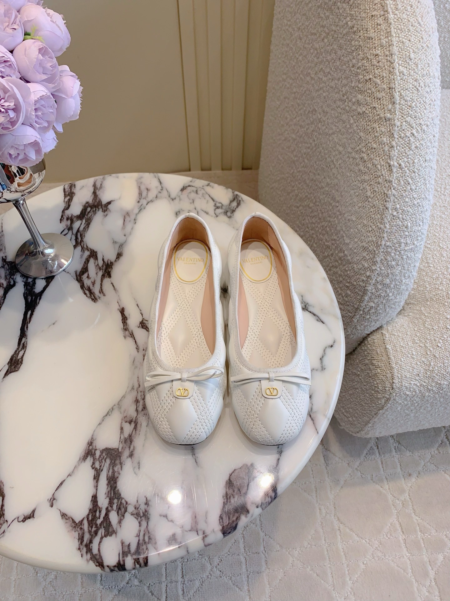 NO:252167,VALENTIN's newest bow-shaped ballet shoes. The bow elements are sweet and age-reducing. Super soft sheepskin embroidery texture is invincible. The metal logo shows the exquisiteness. The foot feels super comfortable. All-match items. The upper original lambskin. The inner foot padded sheepskin. Italian leather outsole. Size 35-39 (34 40 41 customized). Ballet shoes, valentino, sheepskin, Leather soles.19860909VALENTIN*新款蝴蝶结芭蕾舞单鞋 蝴蝶结元素甜美又减龄 超软羊皮刺绣质感无敌 金属logo尽显精致感 脚感超级舒适 百搭单品  鞋面原版小羊皮 内里垫脚羊皮 意大利真皮大底 尺码35-39（34 40 41定做）,芭蕾舞鞋,valentino,sheepskin,Leather soles,Women's Shoes