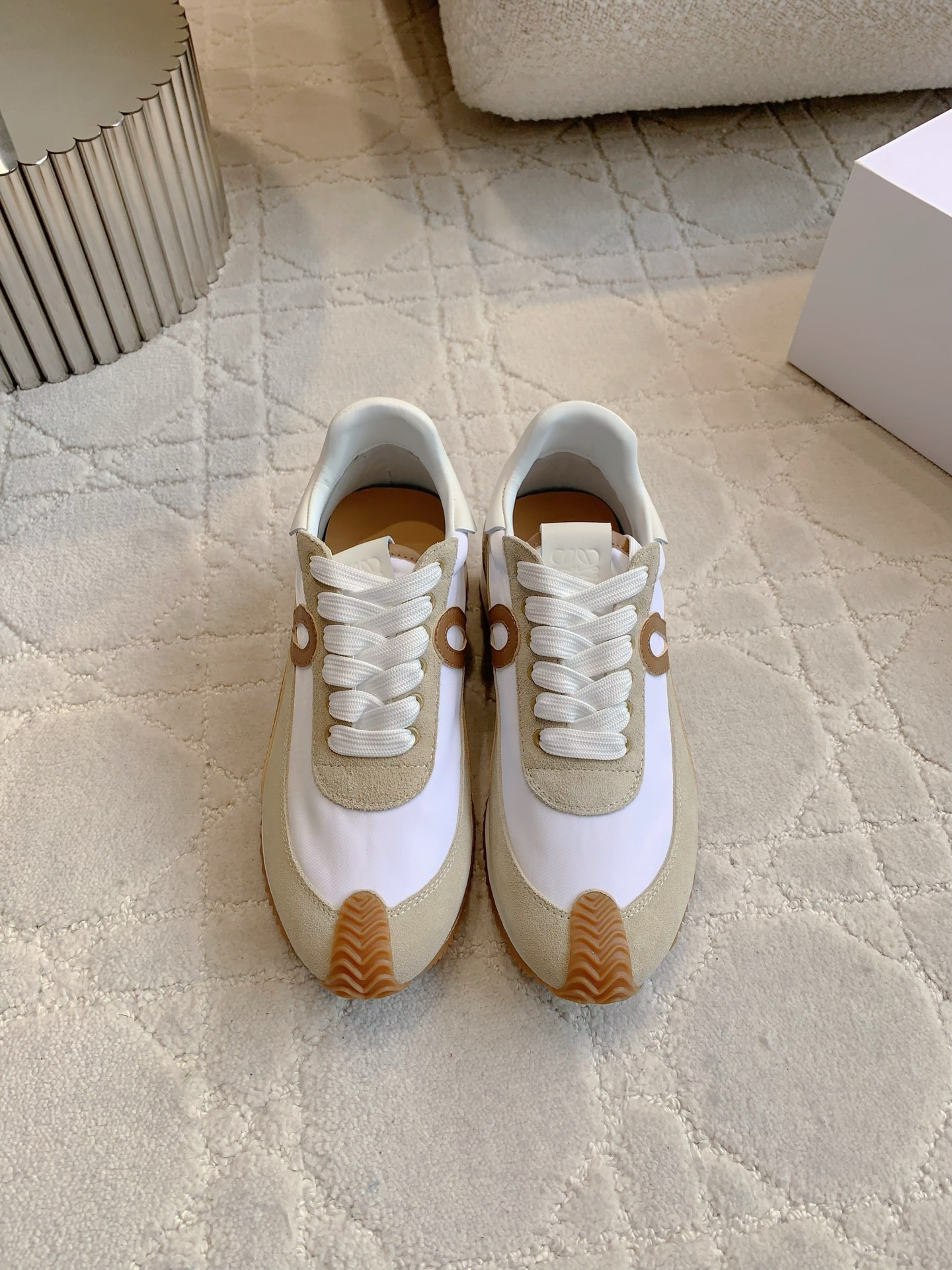 NO:260819,(Red and blue) Top version, same style for men and women, Loew* new classic German training shoes casual shoes, super comfortable foot feeling, no pressure to match any style, relaxed and fashionable, original purchase and development, details comparison counter, upper cowhide, nylon cloth, footbed cowhide, original mold open sole, women's size 35-39 (40 custom made) men's size 39-43 (44 45 custom made), casual shoes/sports shoes, loewe, sneakers, cowhide19860909（红色和蓝色） 顶级版本 男女同款 Loew*新款经典款德训鞋休闲鞋 脚感超级舒适 搭配什么风格都毫无压力 松弛又时髦  原版购入打版开发 细节对比专柜 鞋面牛皮拼接尼龙布 垫脚牛皮 原版开模大底 女码35-39（40定做）男码39-43（44 45定做）,休闲鞋/运动鞋,loewe,sneakers,cowhide,Women's Shoes