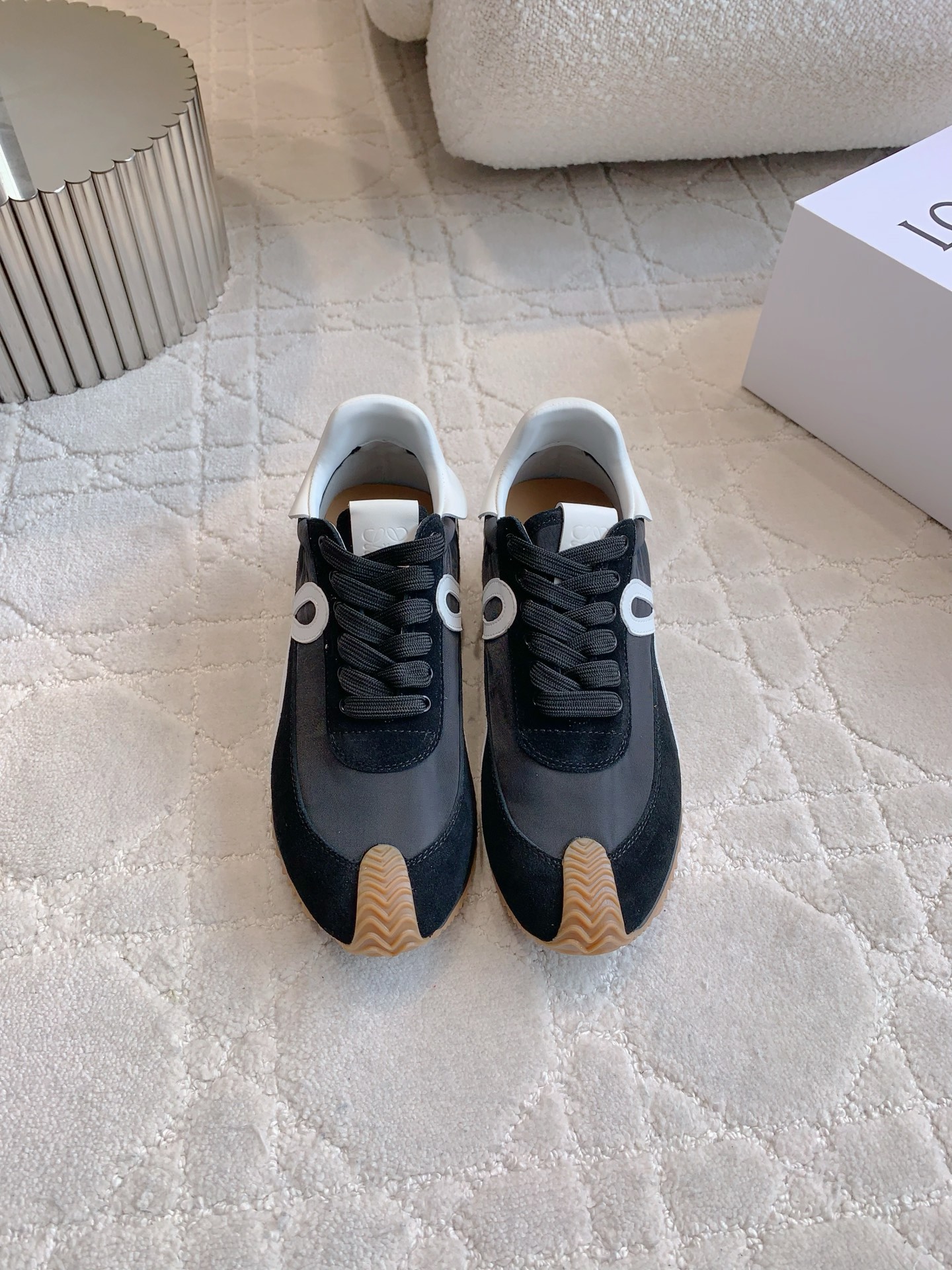 NO:258695,(red and blue) top version, same style for men and women, Loew* new classic German training shoes casual shoes, super comfortable foot feeling, no pressure to match any style, relaxed and fashionable, original purchase and development, details comparison counter, upper cowhide, nylon cloth, footbed cowhide, original open molded sole, women's size 35-39 (40 custom made) men's size 39-43 (44 45 custom made), casual shoes/sports shoes, loewe, sneakers, cowhide19860909（红色和蓝色）顶级版本 男女同款 Loew*新款经典款德训鞋休闲鞋 脚感超级舒适 搭配什么风格都毫无压力 松弛又时髦  原版购入打版开发 细节对比专柜 鞋面牛皮拼接尼龙布 垫脚牛皮 原版开模大底 女码35-39（40定做）男码39-43（44 45定做）,休闲鞋/运动鞋,loewe,sneakers,cowhide,Women's Shoes