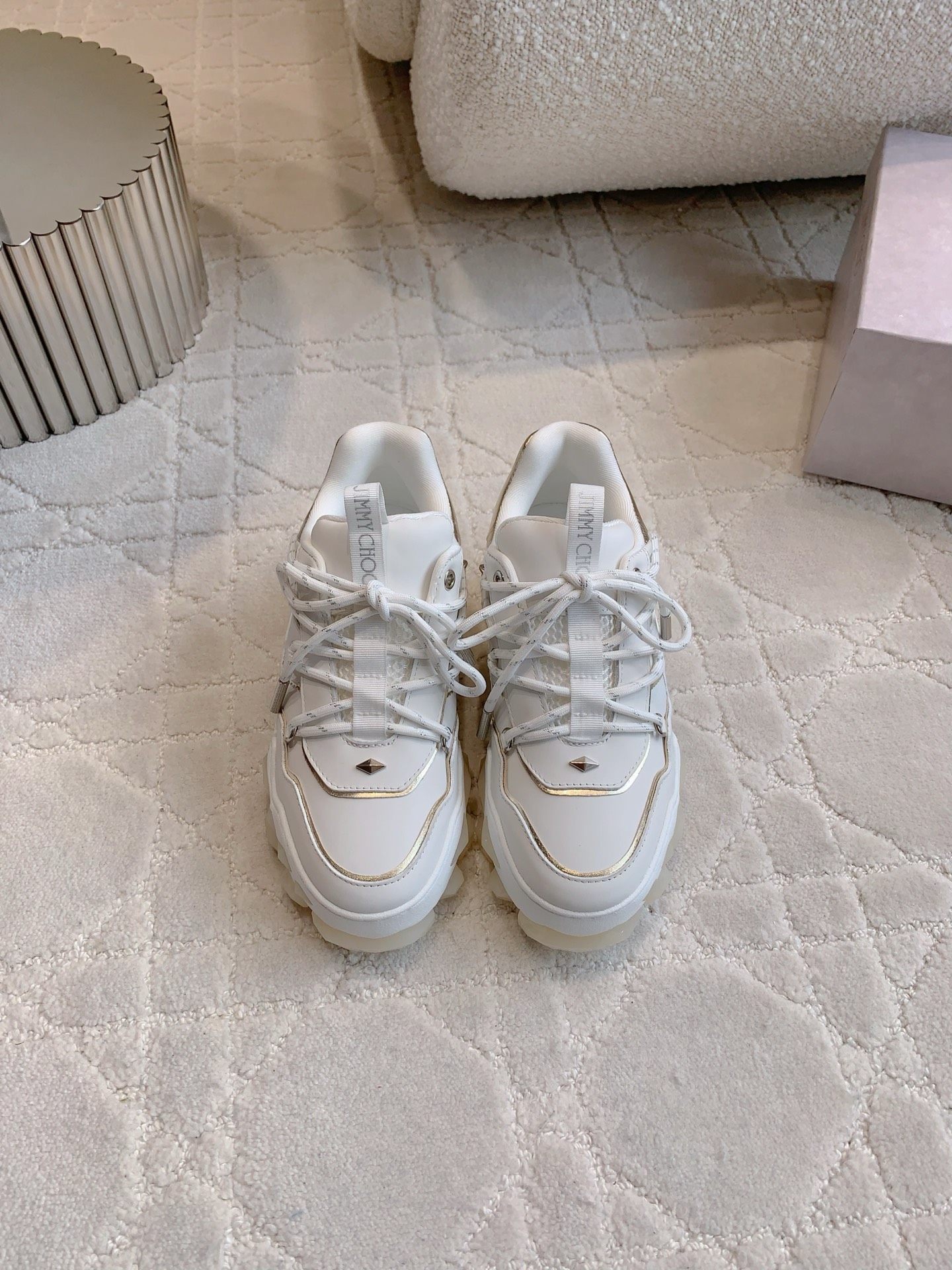 NO:225202,Top version Jimmy Cho* new thick-soled dad shoes, same as Wang Yibo, a huge dad shoes on the feet, slack and refined, full of trendy atmosphere, diamond shape in the sole is very eye-catching, simple design and three-dimensional silhouette add points to the outfit, giving the shape more layering and fashion, upper cowhide, all accessories are ZP replica, footbed sheepskin, original open-modeled sole, size 35-39 (customized for 40), casual shoes/sports shoes, jimmy choo, sneakers, cowhide, sheepskin19860909顶级版本 Jimmy Cho*新款厚底老爹鞋 王一博同款 上脚超绝大一款老爹鞋 松弛又不失精致感 潮流气息拉满 鞋底钻石造型非常吸睛 用简约设计与立体廓形为穿搭加分 赋予造型更多层次感与时尚度 鞋面牛皮 所有配件全部ZP复刻 垫脚羊皮 原版开模大底 尺码35-39（40定做）,休闲鞋/运动鞋,jimmy choo,sneakers,cowhide,sheepskin,Women's Shoes