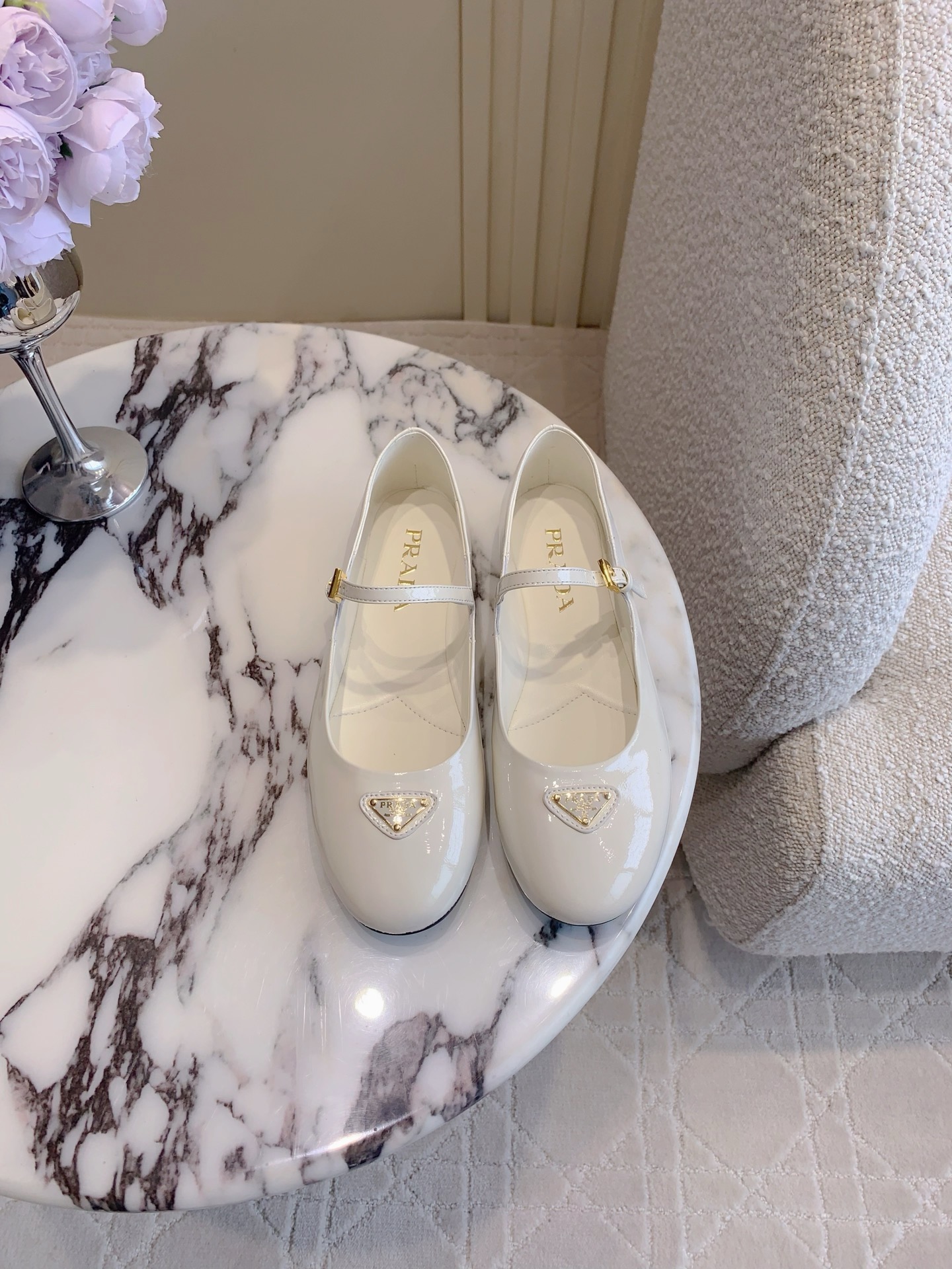 NO:252148,PRAD* newest triangle logo Mary Zhen flat-sole single shoes, super soft fabric, soft and breathable, flat-sole design is super easy to wear, simple and atmospheric, original purchase 1:1, full of details, original lambskin/velvet inner footbed sheepskin, original open molded sole, size 35-39 (34 40 41 customized), single shoes Mary Zhen, prada, mary jane, sheepskin19860909PRAD*新款三角标玛丽珍平底单鞋 超软面料 柔软透气 平底设计超好穿 简约大气 原版购入1:1打造 细节感拉满 鞋面原版小羊皮/天鹅绒 内里垫脚羊皮 原版开模大底 尺码35-39（ 34 40 41定做）,单鞋玛丽珍,prada,mary jane,sheepskin,Women's Shoes