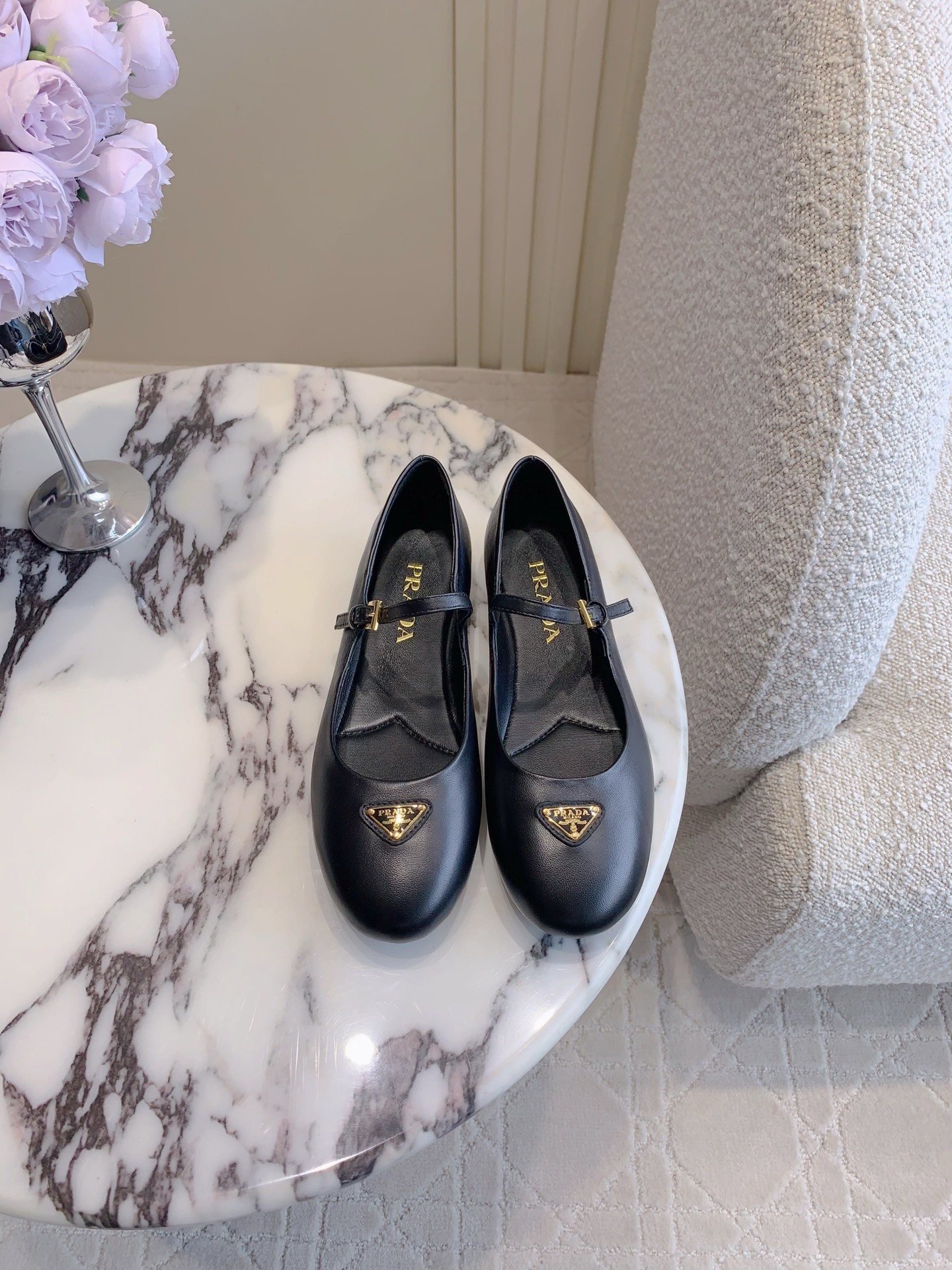 NO:784314,PRAD* new triangle mark Mary Jane flat shoes. Super soft fabric. Soft and breathable. Flat design is super easy to wear. Simple and elegant. Original purchase. 1:1 made. Full sense of details. Original lambskin/velvet on the upper. Sheepskin on the lining. Original molded outsole. Size 35-39 (34 40 41 customized), slippers, prada, mary jane, slippers, sheepskin19860909PRAD*新款三角标玛丽珍平底单鞋 超软面料 柔软透气 平底设计超好穿 简约大气 原版购入1:1打造 细节感拉满 鞋面原版小羊皮/天鹅绒 内里垫脚羊皮 原版开模大底 尺码35-39（ 34 40 41定做）,拖鞋单鞋,prada,mary jane,slippers,sheepskin,Women's Shoes