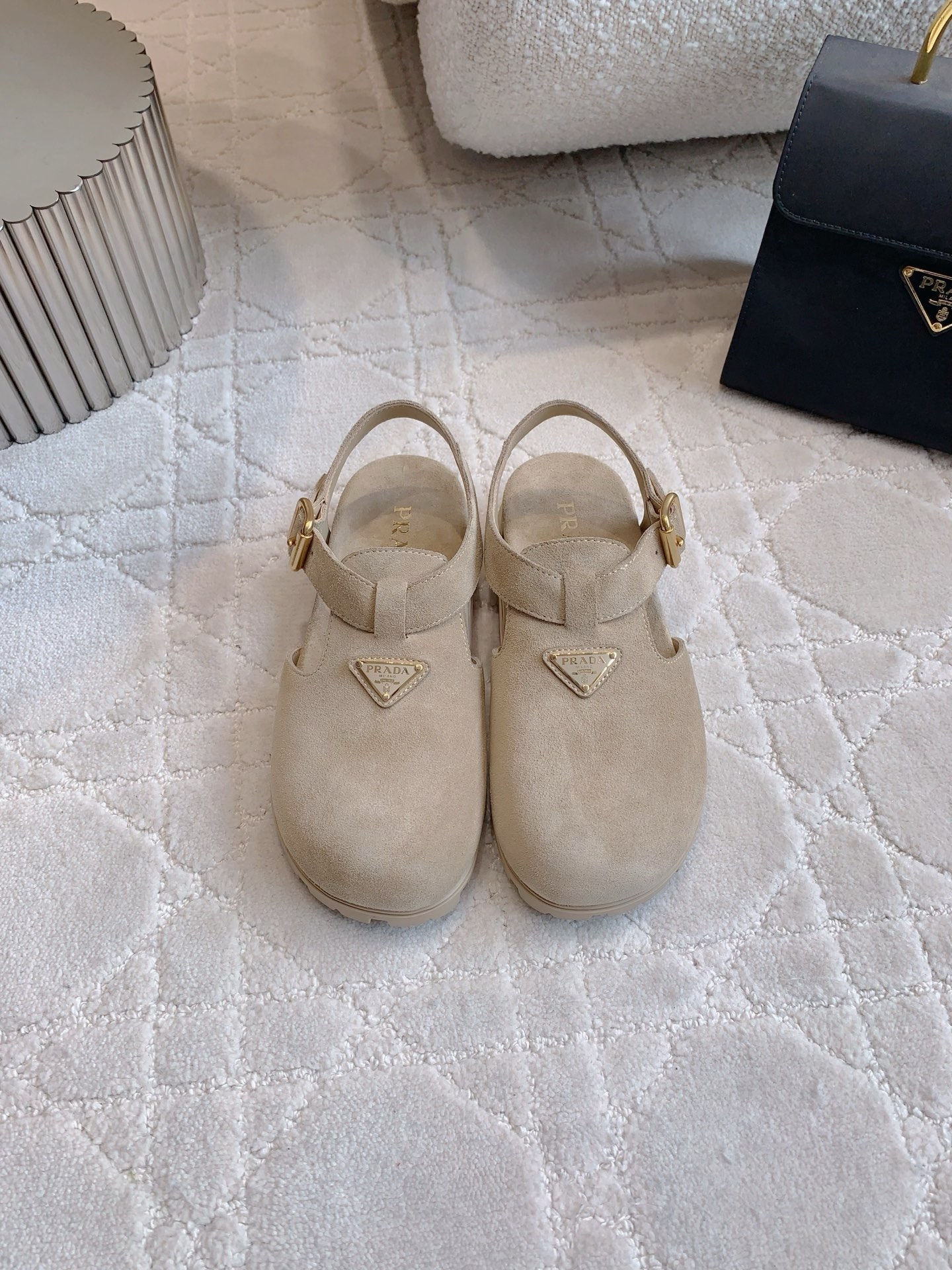 NO:252213,Top version Prad* new triangle logo Birkenstock shoes, big head design cute and cute, classic triangle logo decoration shows exquisiteness, super soft and comfortable feet, ox-reverse upper, inner foot pad sheepskin original open molded sole size 35-39 (customized for 40 41), sandals, prada, sandals, sheepskin19860909顶级版本 Prad*新款三角标勃肯鞋 大头设计萌萌的超可爱 经典三角标装饰尽显精致 脚感超级柔软舒适 鞋面牛反绒 内里垫脚羊皮 原版开模大底 尺码35-39（40 41定做）,凉鞋,prada,sandals,sheepskin,Women's Shoes