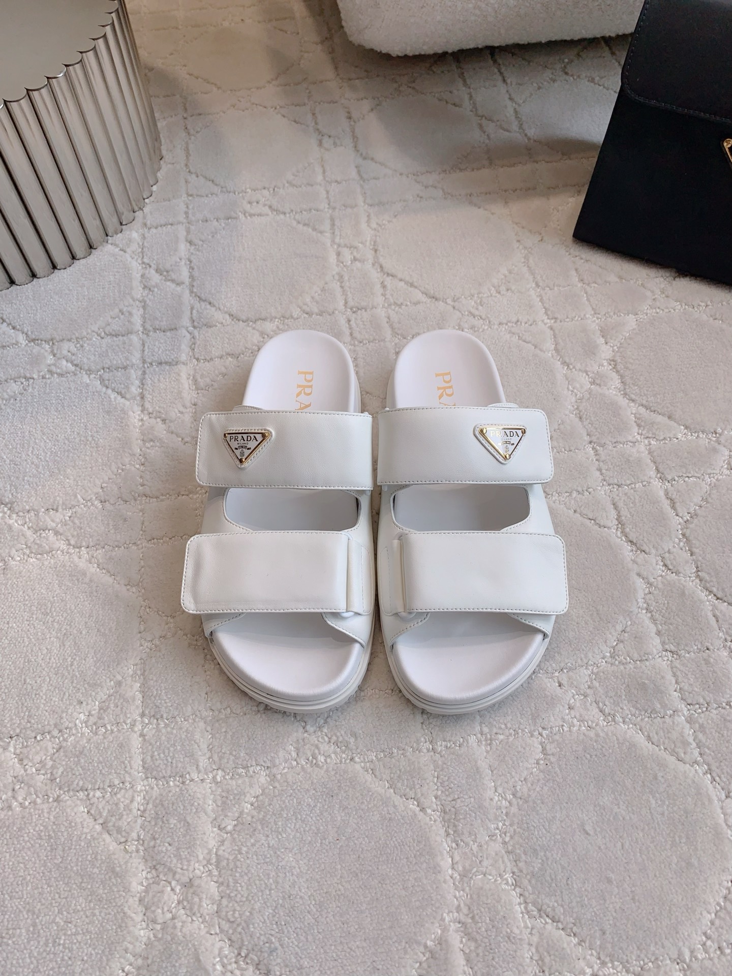 NO:252215,Top version Prad* new Velcro Triangle Sandals, classic logo decoration, super soft and comfortable feet, versatile items, upper lambskin, inner foot pad sheepskin, original open molded sole, size 35-39 (customized for 40 41), slippers, prada, slippers, sheepskin19860909顶级版本 Prad*新款魔术贴三角标凉拖鞋 经典logo装饰尽显精致 脚感超级柔软舒适 百搭单品 鞋面小羊皮 内里垫脚羊皮 原版开模大底 尺码35-39（40 41定做）,拖鞋,prada,slippers,sheepskin,Women's Shoes