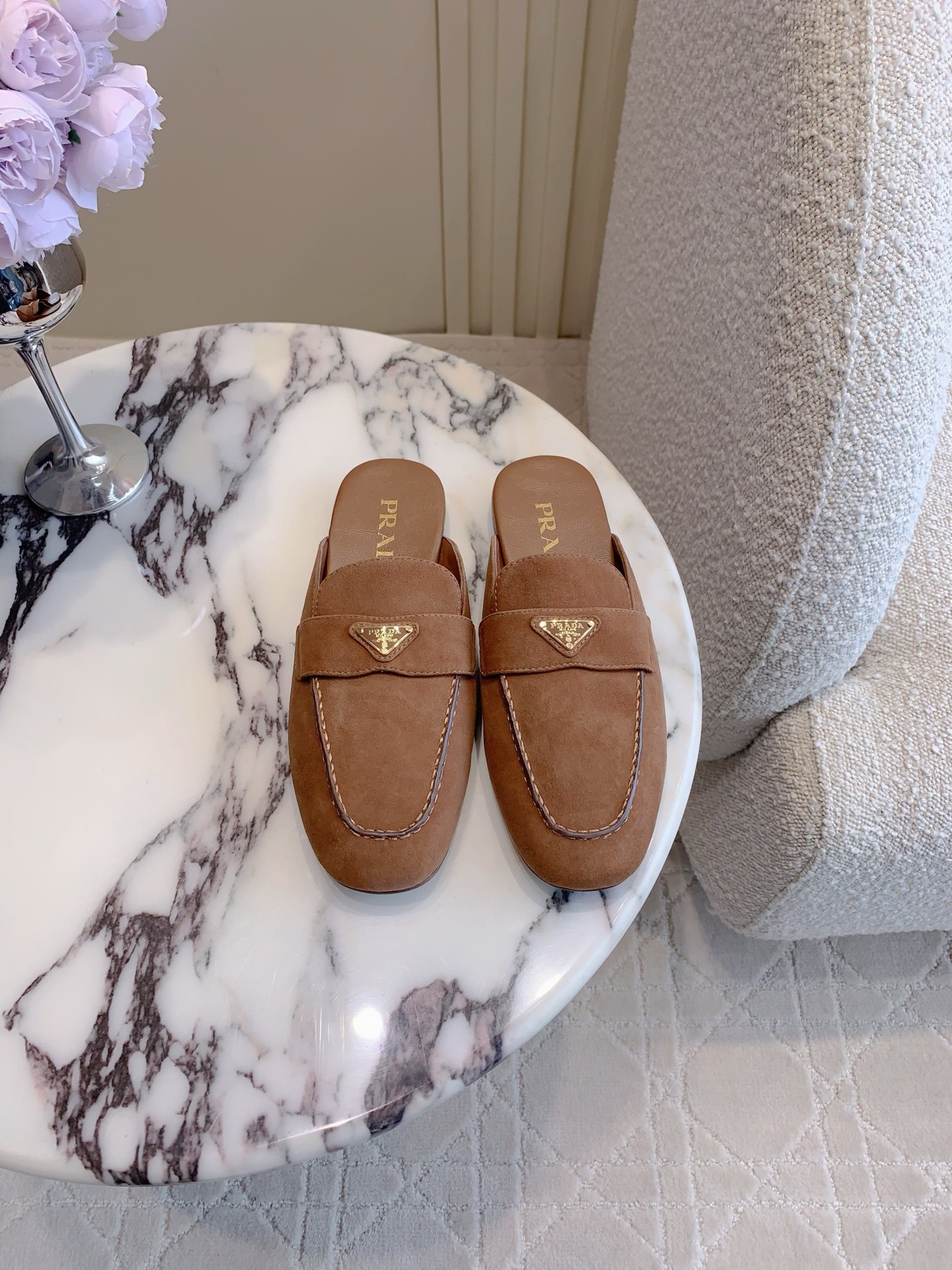 NO:252212,PRAD* new flat-soled loafer half slippers. The whole pair of shoes is super soft and fits the feet. Comfort is full. Retro and fashionable. Upper Yangjing ZP open mold triangle mark. Inner footbed top mixed-bred sheepskin. Original open molded sole. Size 35-39 (customized for 40 41), semi-trail, prada, loafers, slippers, sheepskin, sheep19860909PRAD*新款平底乐福半拖鞋  整双鞋子超级柔软贴脚 舒适度满分 复古又时髦 鞋面羊京 ZP开模三角标 内里垫脚顶级混种羊皮 原版开模大底 尺码35-39（40 41定做）,半拖,prada,loafers,slippers,sheepskin,sheep,Women's Shoes