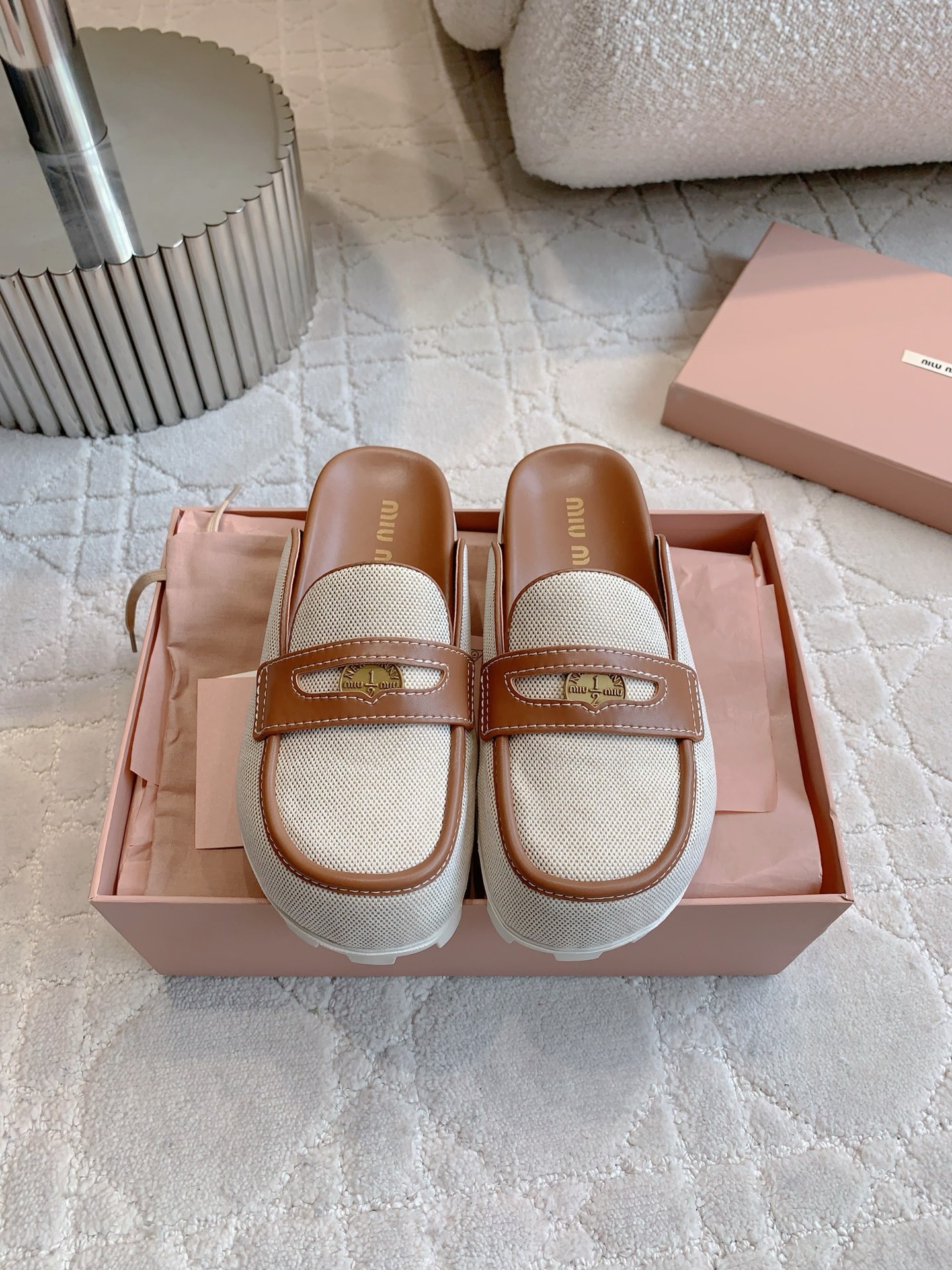 NO:262449,Miu's new canvas coin thick-soled half slippers, casual and versatile style, lazy people's slippers full of comfort, essential items, canvas spliced ​​cowhide, inner footbed sheepskin, original molded outsole, size 35-39 (40 41 custom made), semi-trail, miumiu, slippers, cowhide, sheepskin19860909miu新款帆布硬币厚底半拖鞋 休闲百搭款 舒适感满满的懒人拖 必备单品  鞋面帆布拼接牛皮 内里垫脚羊皮 原版开模大底 尺码35-39（40 41定做）,半拖,miumiu,slippers,cowhide,sheepskin,Women's Shoes