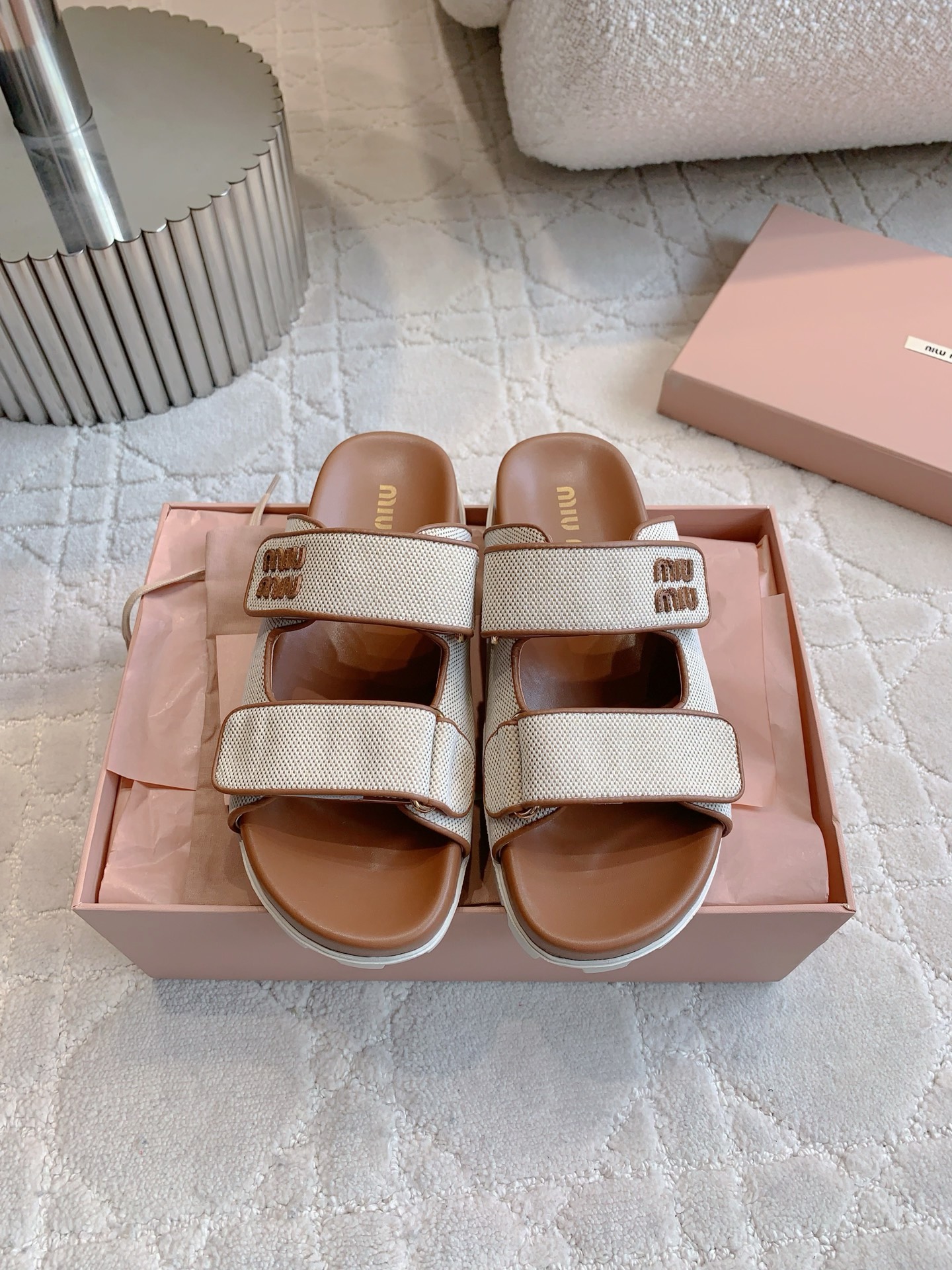 NO:225217,Miu's new canvas letter thick-soled slippers, casual and versatile style, lazy slippers full of comfort, essential items, logo embellishments, exquisiteness, canvas spliced ​​cowhide, inner footbed sheepskin, original open molded sole, size 35-39 (customized for 40 41), slippers, miumiu, slippers, cowhide, sheepskin19860909miu新款帆布字母厚底拖鞋 休闲百搭款 舒适感满满的懒人拖 必备单品 logo点缀尽显精致感 鞋面帆布拼接牛皮 内里垫脚羊皮 原版开模大底 尺码35-39（40 41定做）,拖鞋,miumiu,slippers,cowhide,sheepskin,Women's Shoes