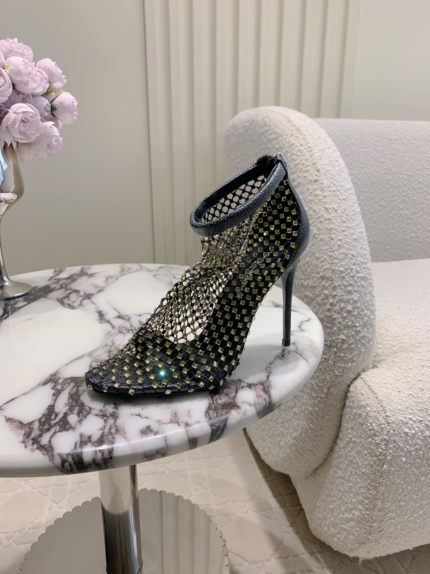 Dolce & Gabbana’s New Web Eye High-Drill Socks and Boots: Sexy, Mysterious, and Beautiful - 图片 2
