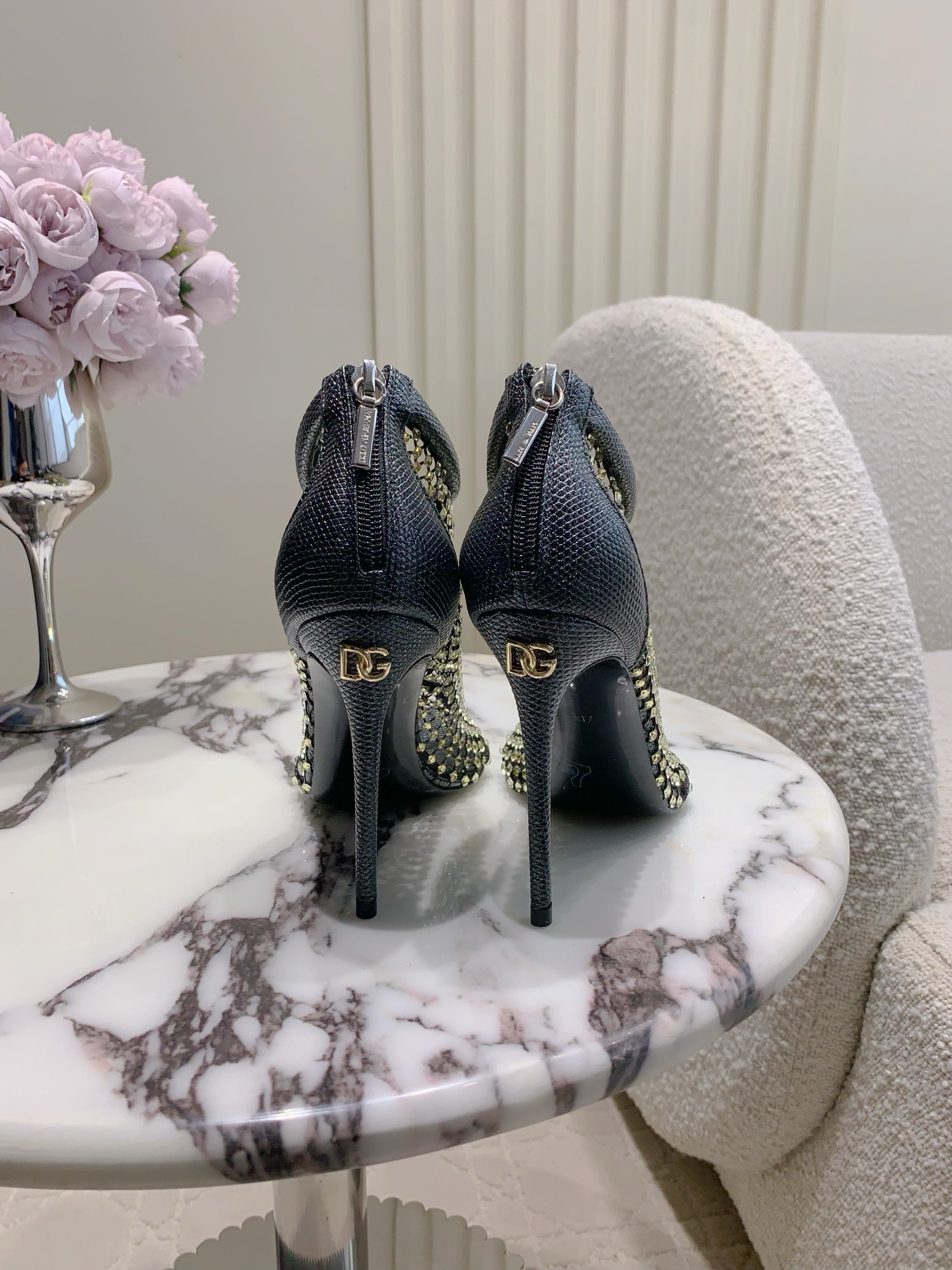 Dolce & Gabbana’s New Web Eye High-Drill Socks and Boots: Sexy, Mysterious, and Beautiful - 图片 3