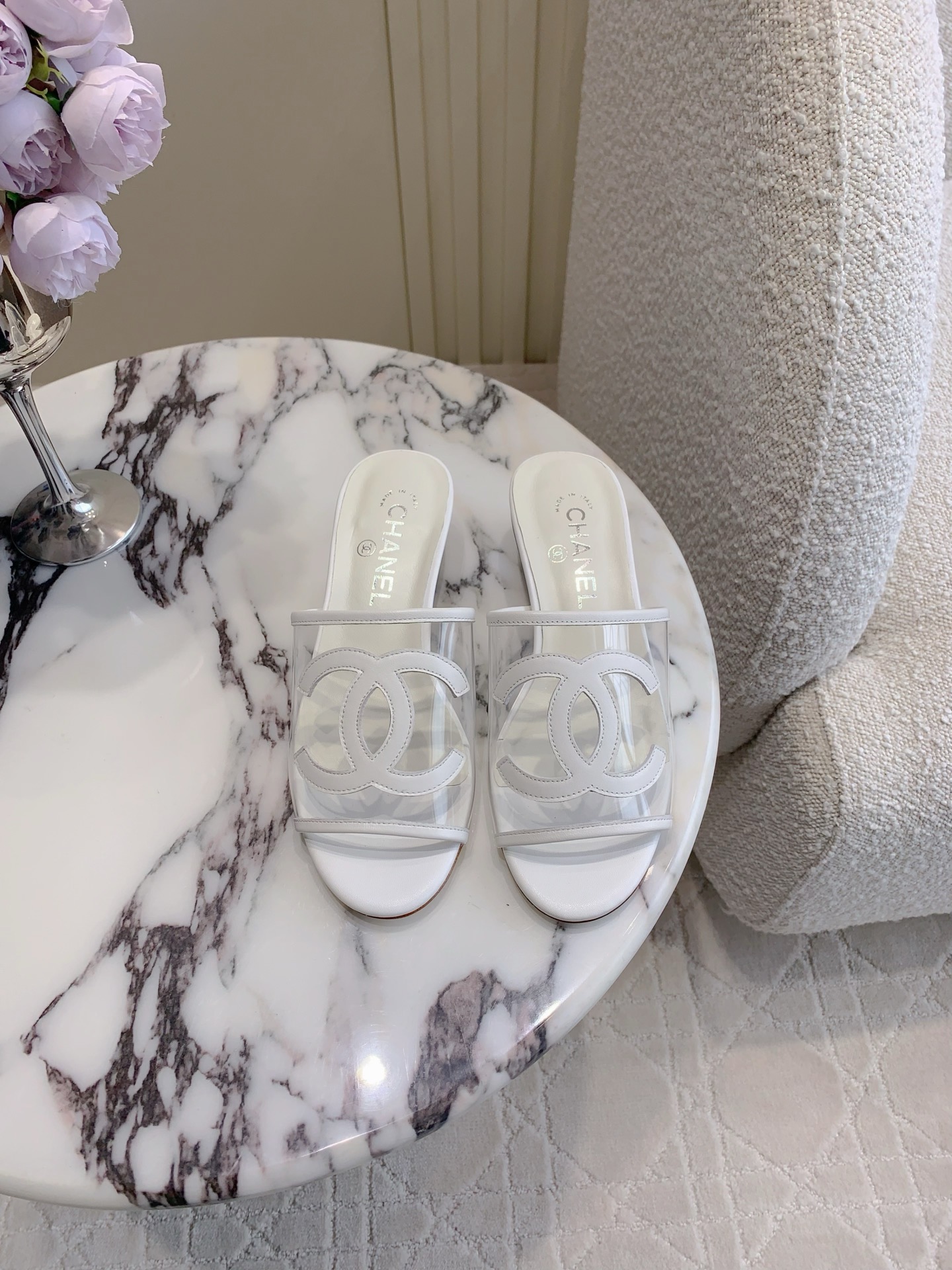 NO:252202,Chane's latest transparent slippers, classic vacation style, double C logo embellishment simple and refreshing, versatile items, original PVC transparent material, footbed sheepskin, Italian leather outsole, original open mold transparent heel, heel height 3cm, size 35-39 (40 41 custom made), slippers, chanel, slippers, sheepskin, Leather soles19860909Chane*新款透明拖鞋 经典度假风 双Ｃ logo点缀简约清爽 百搭单品 鞋面原版PVC透明材质 垫脚羊皮 意大利真皮大底 原版开模透明鞋跟 跟高3cm 尺码35-39（40 41定做）,拖鞋,chanel,slippers,sheepskin,Leather soles,Women's Shoes