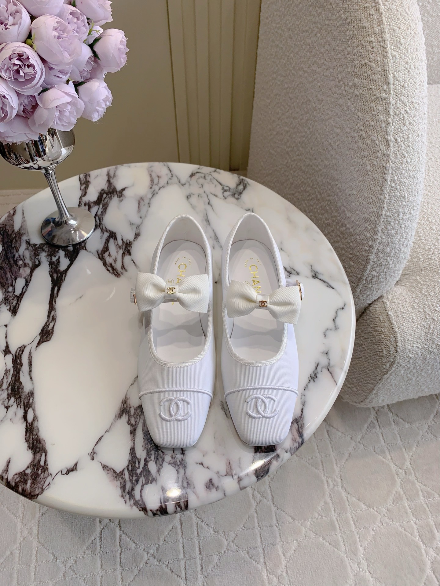 NO:252009,CHANE's newest bow Mary Jane single shoes. The high-end feeling of Xiangjia always makes people feel capitalized. It looks simple but it is inexplicably high-end on the feet. Absolutely girly. Comfortable and easy to wear. The upper is original cloth, inner footbed sheepskin Italian leather outsole. Size 35-39 (customized for 40 41), single shoes Mary Jane, chanel, chanel, mary jane, sheepskin, Leather soles19860909CHANE*新款蝴蝶结玛丽珍单鞋 香家高级感这块总让人大写的服气 看起来简单的款式 但上脚就莫名很高级 绝对的少女感 舒适好穿 鞋面原版布面 内里垫脚羊皮 意大利真皮大底 尺码35-39（40 41定做）,单鞋玛丽珍,chanel,chanel,mary jane,sheepskin,Leather soles,Women's Shoes