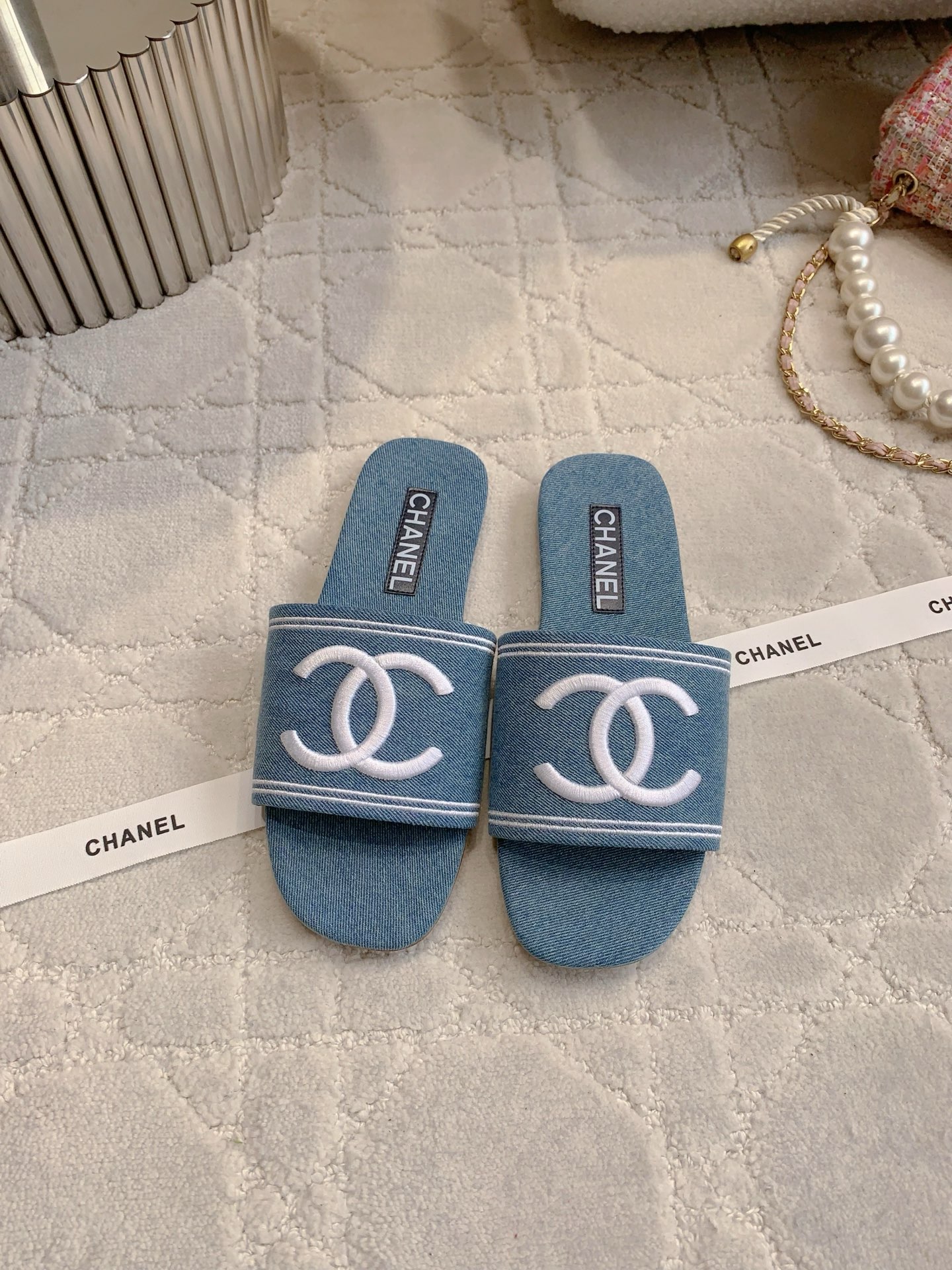 NO:252200,Chane's newest denim flat slippers, classic vacation style, double C logo embroidery simple and refreshing, versatile items, upper denim fabric, Italian leather outsole, size 35-39 (40 41 custom made), slippers, chanel, slippers, Leather soles19860909Chane*新款牛仔平底拖鞋 经典度假风 双Ｃ logo刺绣简约清爽 百搭单品 鞋面牛仔面料 意大利真皮大底 尺码35-39（40 41定做）,拖鞋,chanel,slippers,Leather soles,Women's Shoes