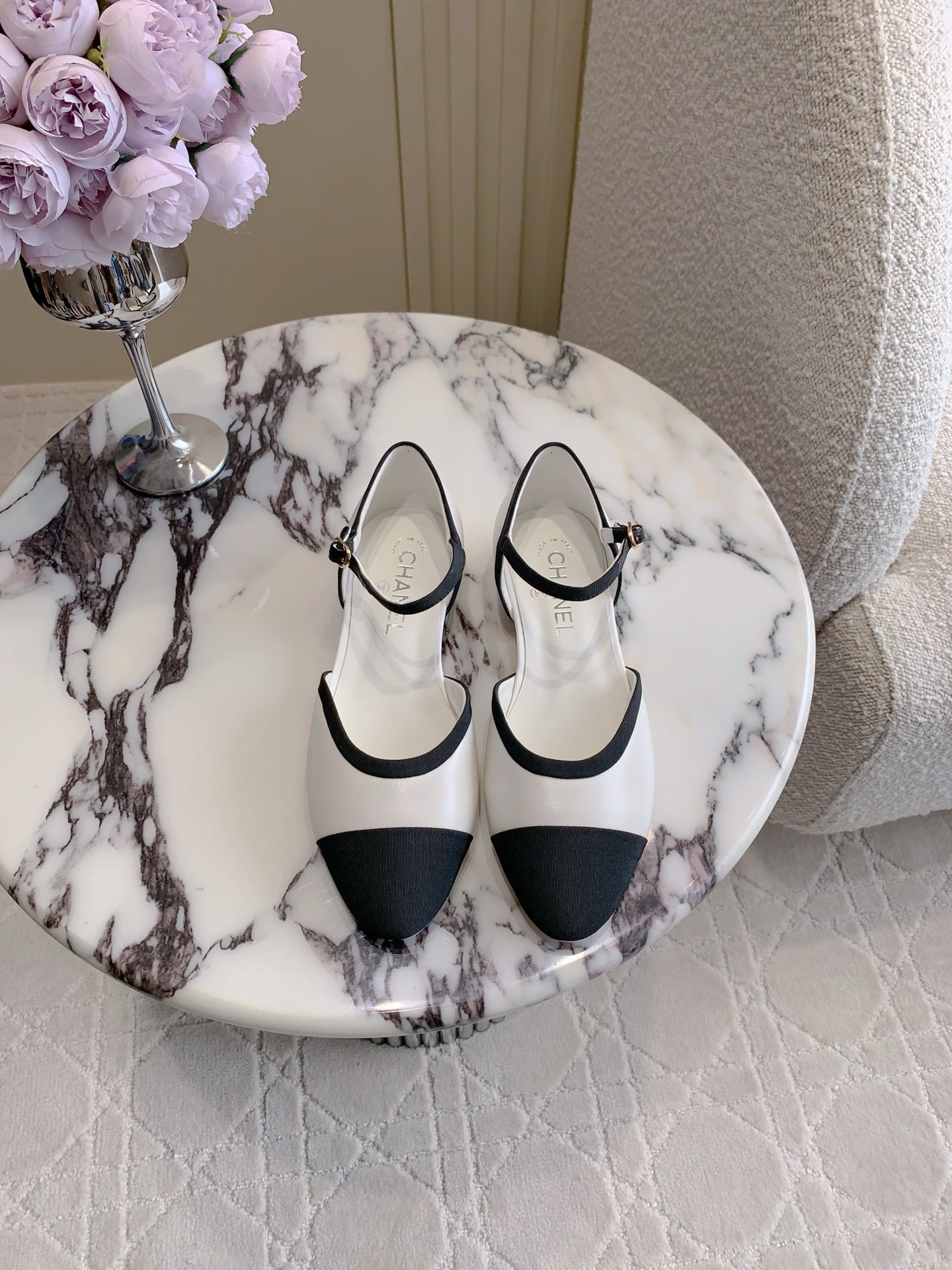 NO:252000,CHANE's newest Mary Jane single shoes. The high-end feeling of Xiangjia always makes people feel capitalized. It looks simple and very high-end on the feet. Absolutely girly. Comfortable and easy to wear. Original lambskin upper. Inner footbed sheepskin Italian leather outsole. Size 35-39 (customized for 40 41), single shoes. Mary Jane, chanel, chanel, mary jane, sheepskin, Leather soles19860909CHANE*新款玛丽珍单鞋 香家高级感这块总让人大写的服气 看起来简单的款式 但上脚就莫名很高级 绝对的少女感 舒适好穿 鞋面原版小羊皮 内里垫脚羊皮 意大利真皮大底 尺码35-39（40 41定做）,单鞋玛丽珍,chanel,chanel,mary jane,sheepskin,Leather soles,Women's Shoes