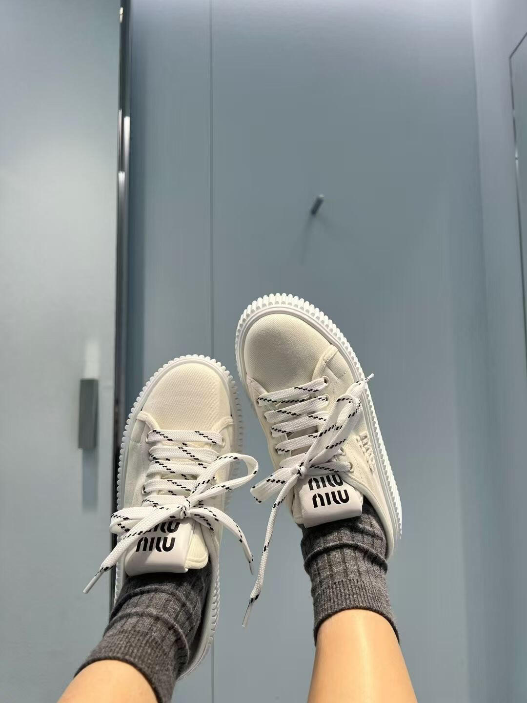 NO:262457,Footwear demonstration, casual shoes/sports shoes semi-trails, sneakers19860909上脚示范,休闲鞋/运动鞋半拖,sneakers,Women's Shoes