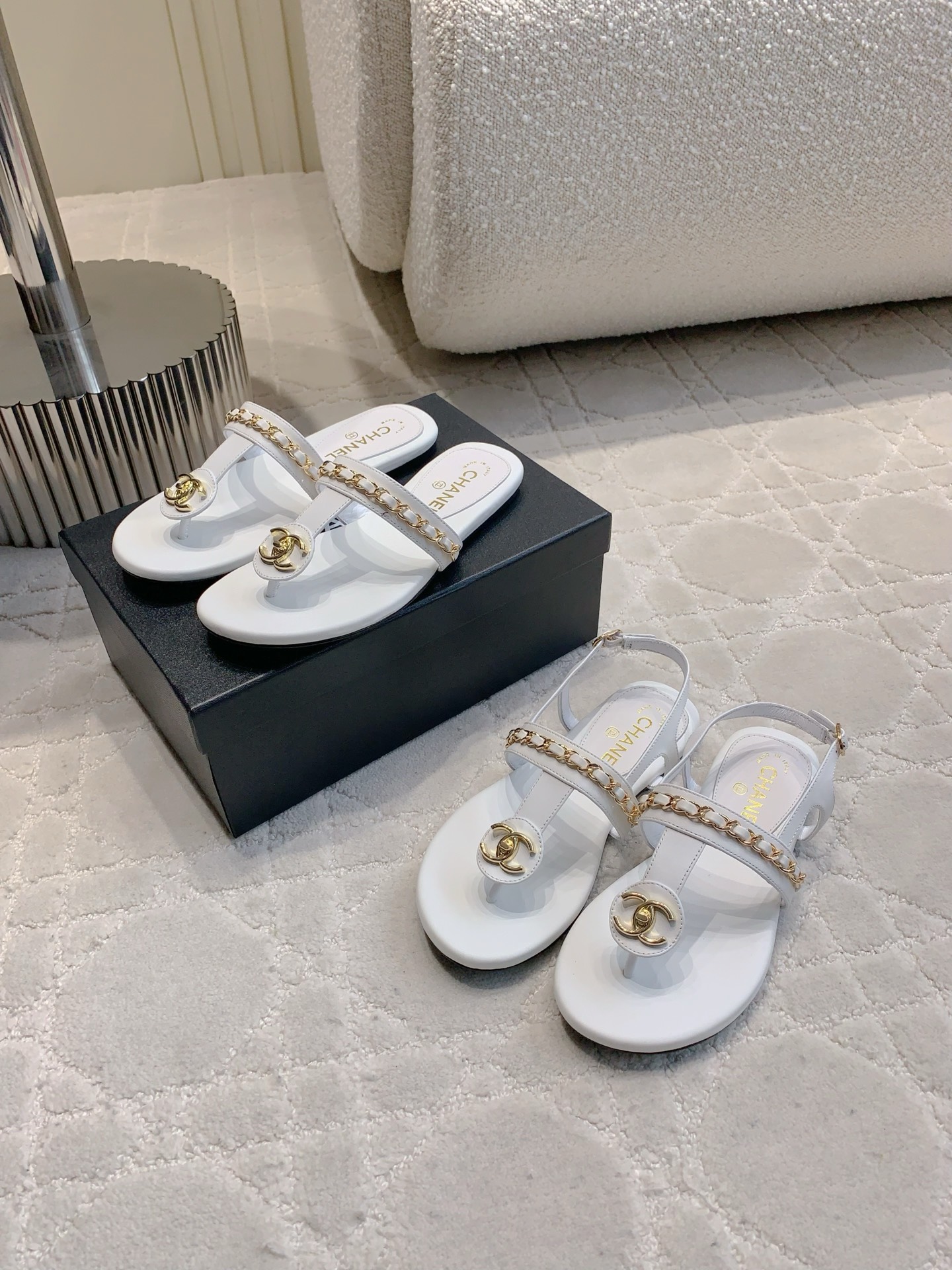 NO:256872,Slippers Sandals Chane's newest toe chain flat sandals Small fragrance style classic chain decoration Metal logo embellishment to add detail Simple and versatile style Full of high-end feel on the feet versatile and unmatched Upper cowhide original mold hardware Inner footbed sheepskin Italian leather outsole Size 35-39 (customized for 40 41), sandals, chanel, sandals, slippers, cowhide, sheepskin, Leather soles19860909拖鞋 凉鞋 Chane*新款夹趾链条平底凉鞋 小香风经典链条装饰 金属logo点缀增添细节感 简约百搭款 上脚高级感满满 百搭不过时 鞋面牛皮 原版开模五金 内里垫脚羊皮 意大利真皮大底 尺码35-39（40 41定做）,凉鞋,chanel,sandals,slippers,cowhide,sheepskin,Leather soles,Women's Shoes