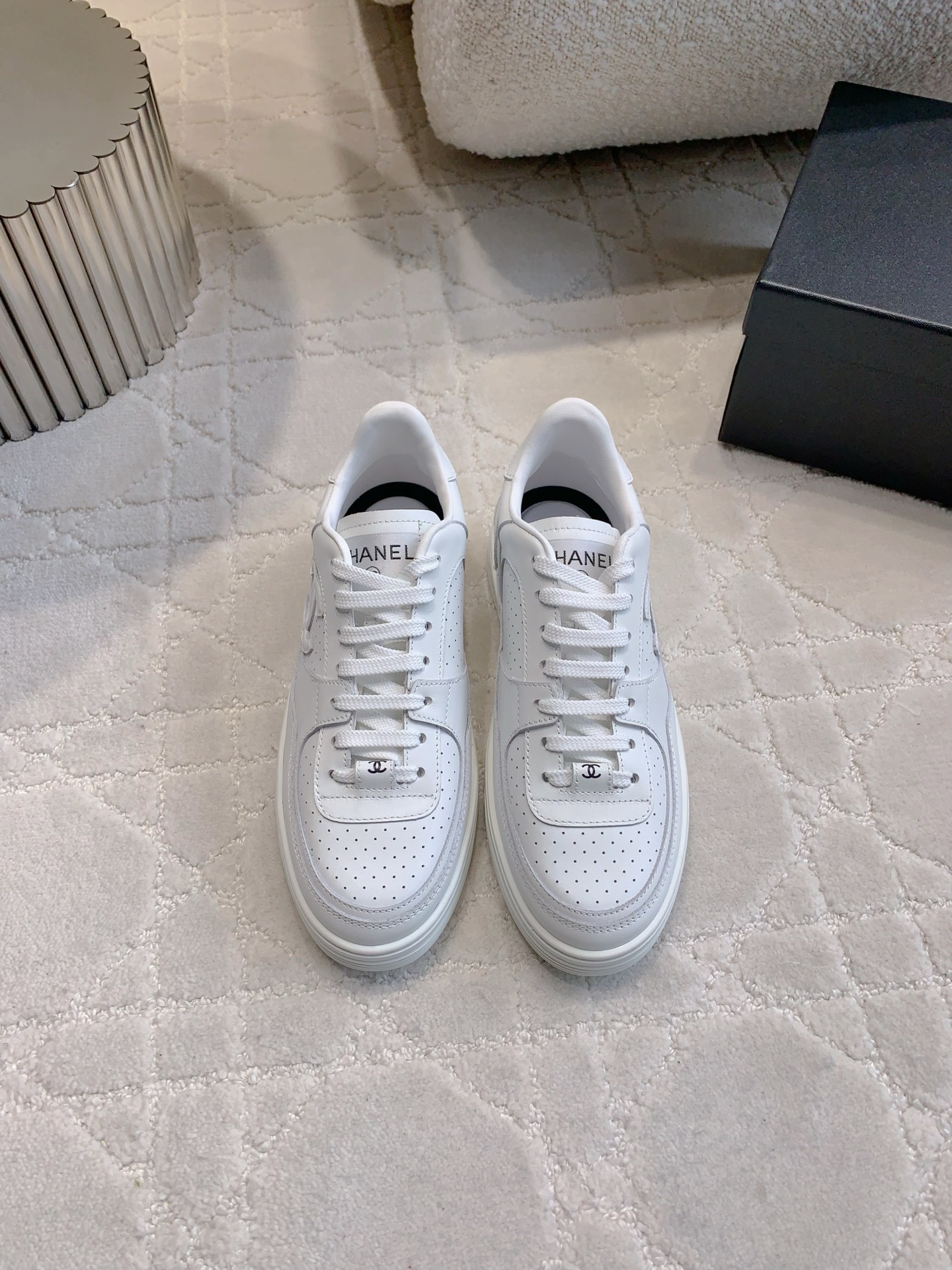 NO:252091,CHANE* classic white shoes, classic black and white, versatile items, upper cowhide, inner sheepskin, original molded outsole, size 35-39 (customized for 40), casual shoes/sports shoes, chanel, sneakers, cowhide, sheepskin19860909CHANE*经典款小白鞋板鞋 经典黑白两色 百搭单品  鞋面牛皮 内里羊皮 原版开模大底 尺码35-39（40定做）,休闲鞋/运动鞋,chanel,sneakers,cowhide,sheepskin,Women's Shoes