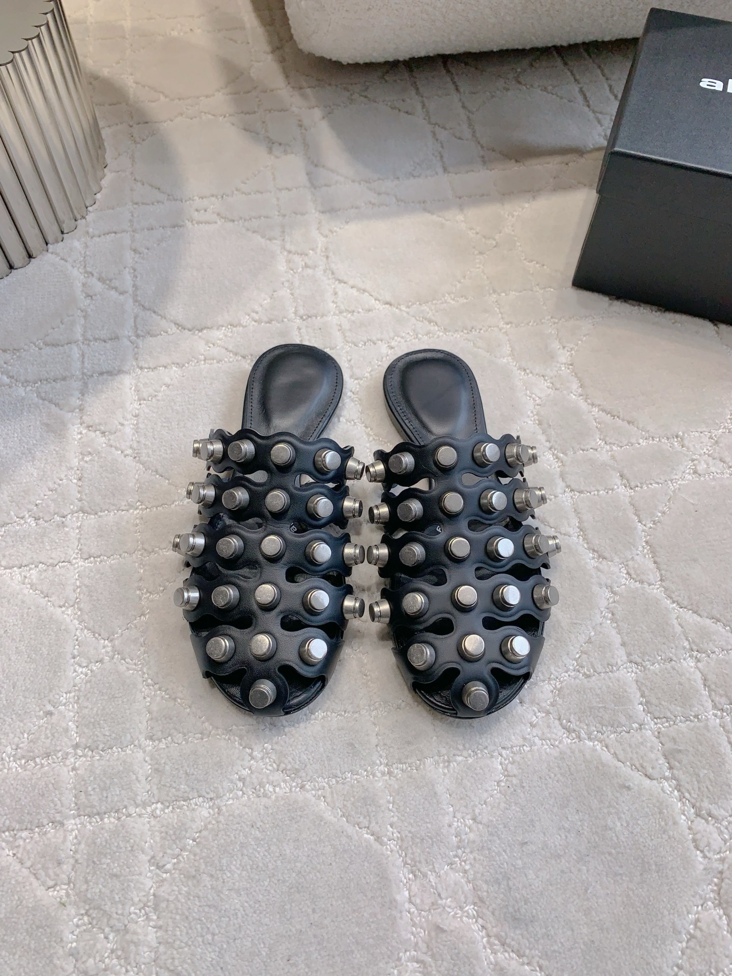 NO:256870,Alexander Wan* Dawang's new hollow rivet flat slippers Punk style elements cool and cool on the feet Super easy to wear Inner footbed cowhide Italian leather outsole Size 35-39 (40 41 custom made), slippers, alexander wang, slippers, cowhide, Leather soles19860909Alexander Wan* 大王新款镂空铆钉平底拖鞋 朋克风元素 上脚又酷又飒 超级好穿 内里垫脚牛皮 意大利真皮大底 尺码35-39（40 41定做）,拖鞋,alexander wang,slippers,cowhide,Leather soles,Women's Shoes