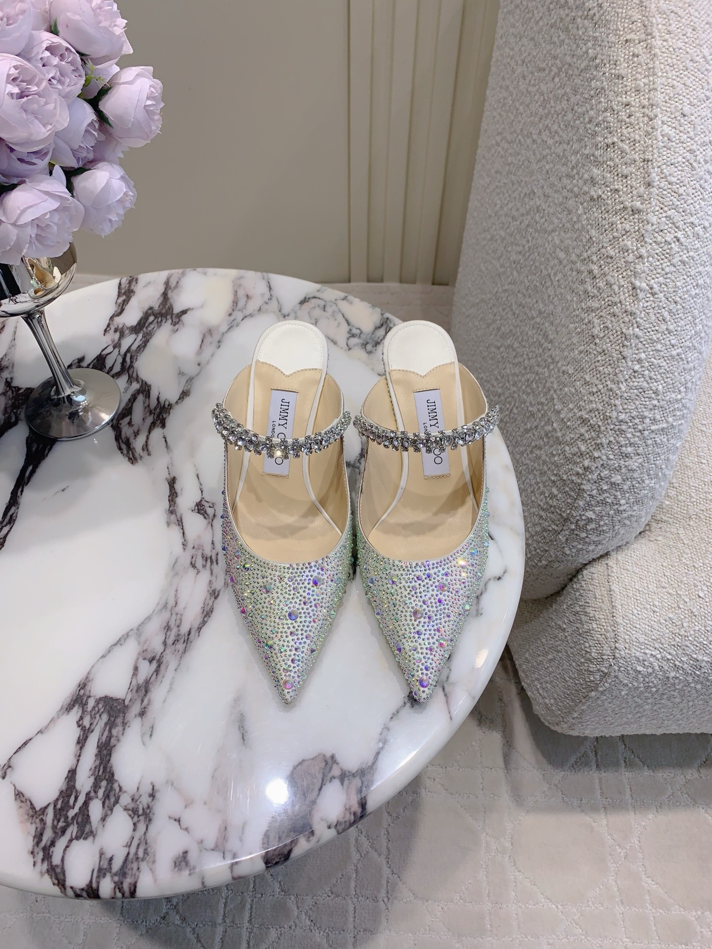 NO:256893,Jimmy Cho*'s new Rhinestone Muller High Heels Wear the stars on your feet. The rhinestones are super shining and firm and cannot fall off the diamond. The feet are super fairy and beautiful!  Full-diamond design super heavy industry, original mold-opening rhinestones on the upper, high-temperature hot diamonds cannot remove the drill, inner foot pad mixed-bred sheepskin Italian leather outsole Heel height 6cm Size 35-39 (40 41 custom made), high heels, jimmy choo, high heels, sheepskin, Leather soles19860909Jimmy Cho*新款水钻穆勒高跟鞋 把星辰穿在脚上 水钻超级闪耀 牢固不掉钻 上脚超仙超美！满钻设计超级重工 鞋面原版开模水钻 高温烫钻不掉钻 内里垫脚混种羊皮 意大利真皮大底  跟高6cm 尺码35-39（40 41定做）,高跟鞋,jimmy choo,high heels,sheepskin,Leather soles,Women's Shoes