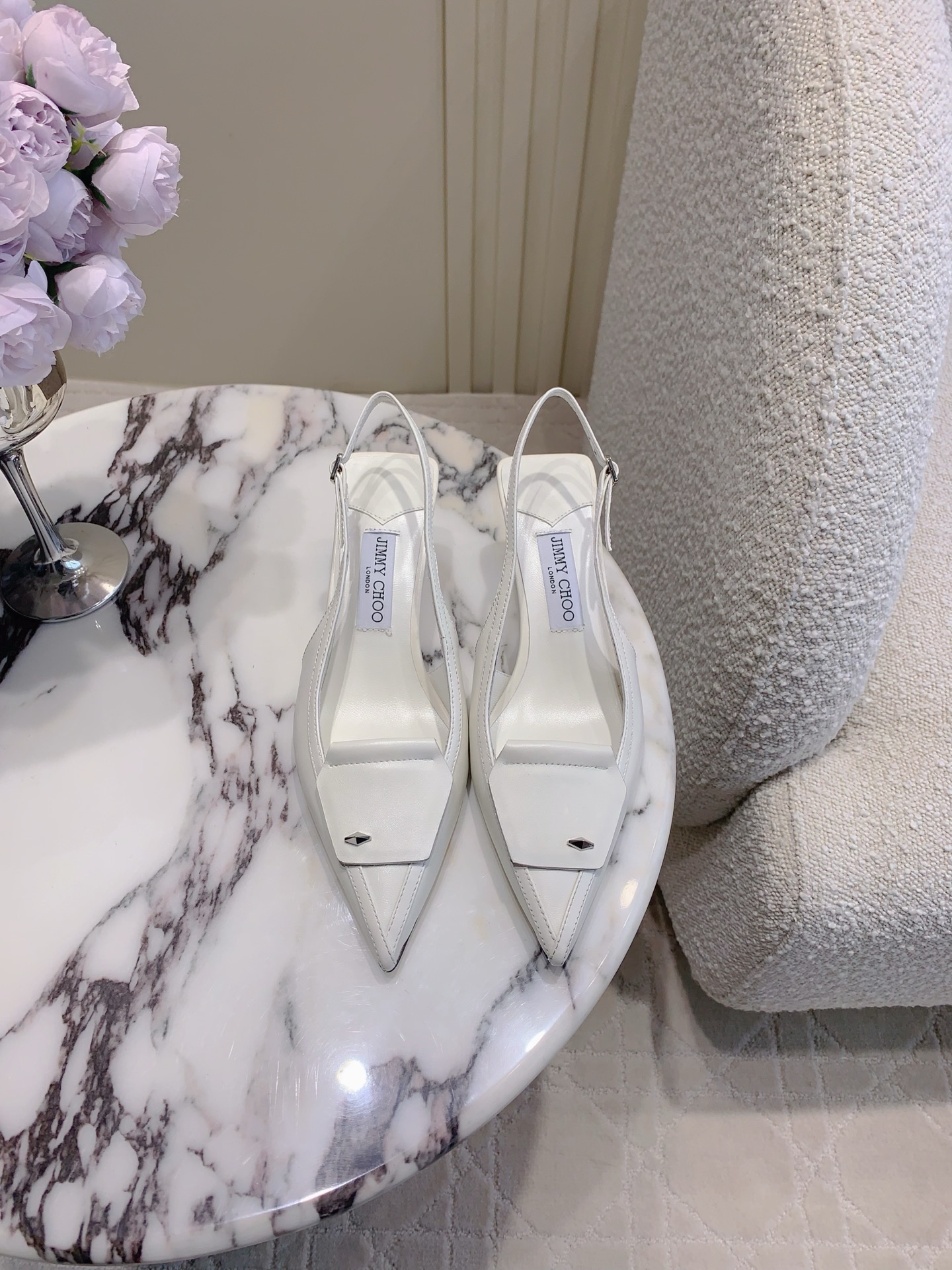 NO:256862,Jimmy Cho* new pointed-toe high heels, super soft and fit, full comfort, everyday commuting wear is the best, classic and versatile, super soft sheepskin, inner foot pad sheepskin, original mold opening hardware buckle, heel height 6cm Italian leather outsole, size 35-39 (40 41 custom made), high heels, jimmy choo, high heels, sheepskin, Leather soles19860909Jimmy Cho*新款尖头后空高跟鞋 超级柔软贴脚 舒适度满分 日常通勤穿着再合适不过啦 经典百搭 鞋面超软羊皮 内里垫脚羊皮 原版开模五金扣 跟高6cm 意大利真皮大底 尺码35-39（40 41定做）,高跟鞋,jimmy choo,high heels,sheepskin,Leather soles,Women's Shoes