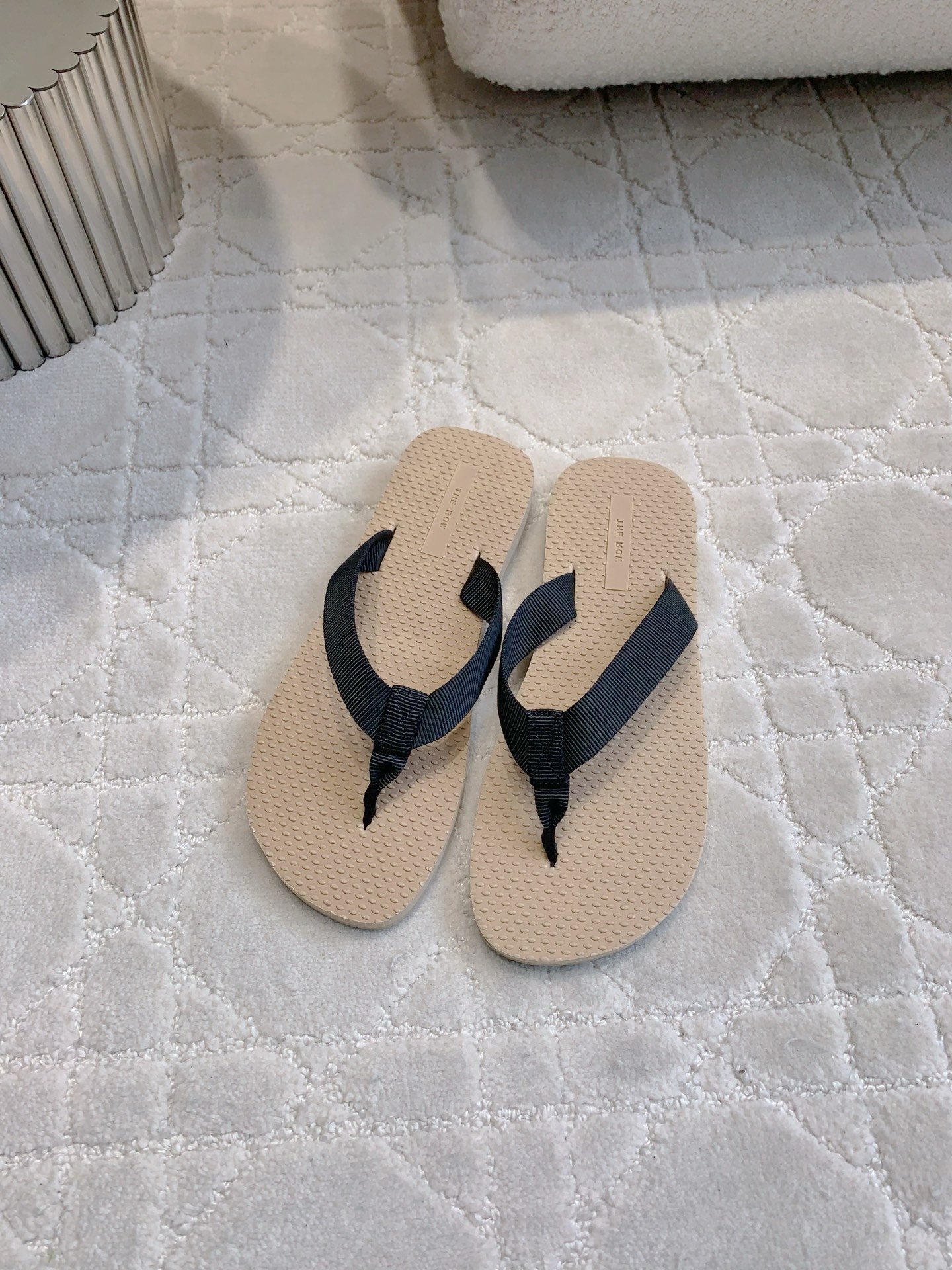 NO:256866,The row's new toe flip-flops, comfortable and simple outfit, light and comfortable feet, original purchase, 1:1 replica, size 35-40, split toe shoes19860909the row新款夹趾人字拖 舒适自在简约穿搭 脚感轻便舒适 原版购入 细节1:1复刻 尺码35-40,分趾鞋,Women's Shoes