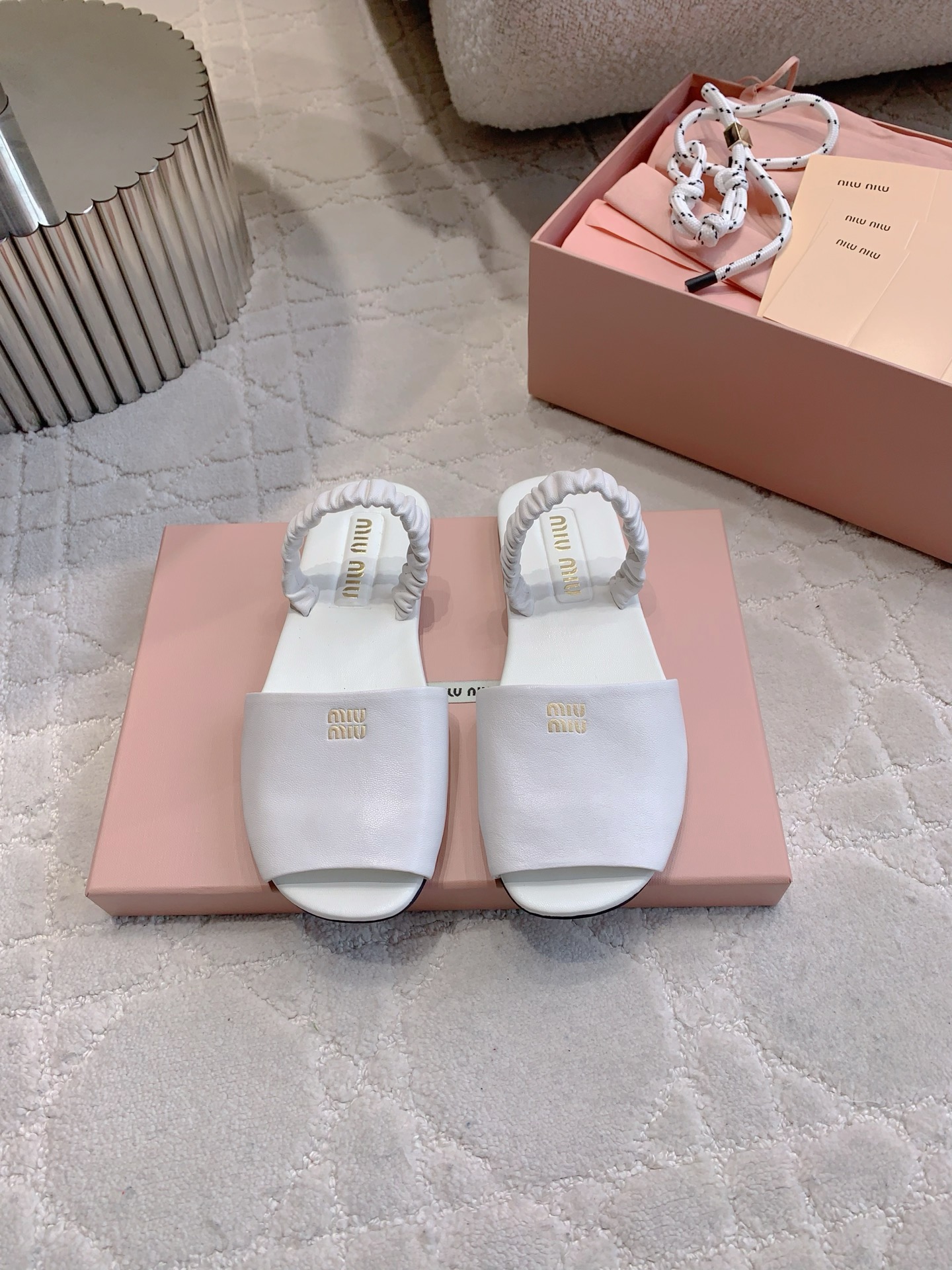 NO:256880,Miu's new elastic flat sandals, super soft, comfortable and easy to wear shoes, soft and versatile, age-reducing, must-have items, upper lambskin, inner foot pad sheepskin, original mold open sole, size 35-39 (customized for 40), sandals, miumiu, sandals, sheepskin19860909miu新款松紧带平底凉鞋 超柔软舒适超好穿的鞋子 上脚软绵绵 百搭又减龄 必入单品 鞋面小羊皮 内里垫脚羊皮 原版开模大底 尺码35-39（40定做）,凉鞋,miumiu,sandals,sheepskin,Women's Shoes