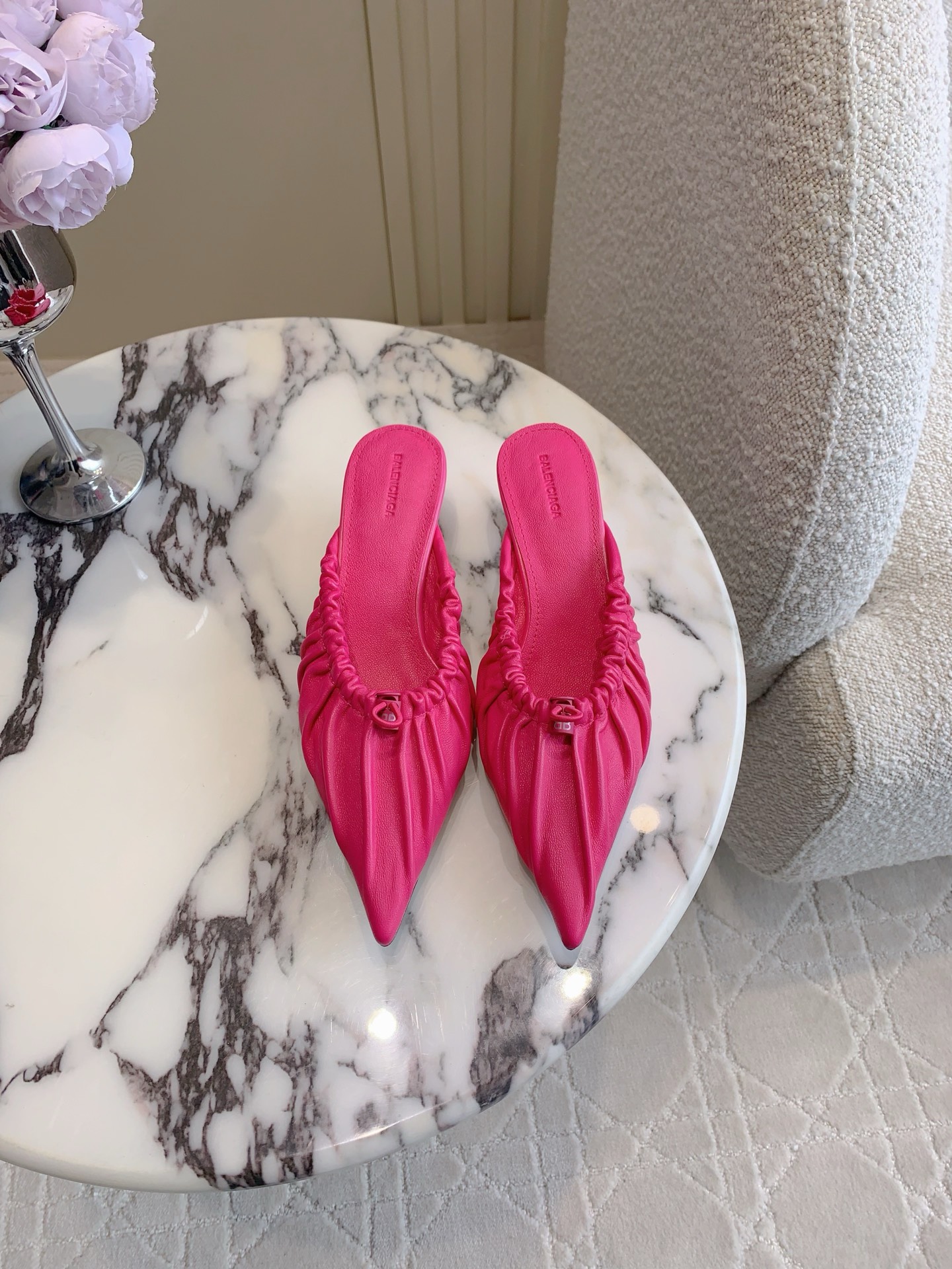 NO:252174,Slippers Single shoes Balenciag* pleated lambskin high heels Bold color on the feet are cool and cool Small pointed toe design elongate the legs The upper is super soft lambskin Inner footbed lambskin Italian leather outsole Heel height 4cm/6.5cm Size 35-39 (34 40 41 Customized), semi-slippers, balenciaga, high heels, slippers, sheepskin, Leather soles19860909拖鞋 单鞋 Balenciag* 褶皱小羊皮高跟鞋 大胆的颜色上脚又酷又飒 小尖头设计拉长腿部线条  鞋面超软小羊皮 内里垫脚羊皮 意大利真皮大底 跟高4cm/6.5cm 尺码35-39（34 40 41 定制）,半拖单鞋,balenciaga,high heels,slippers,sheepskin,Leather soles,Women's Shoes