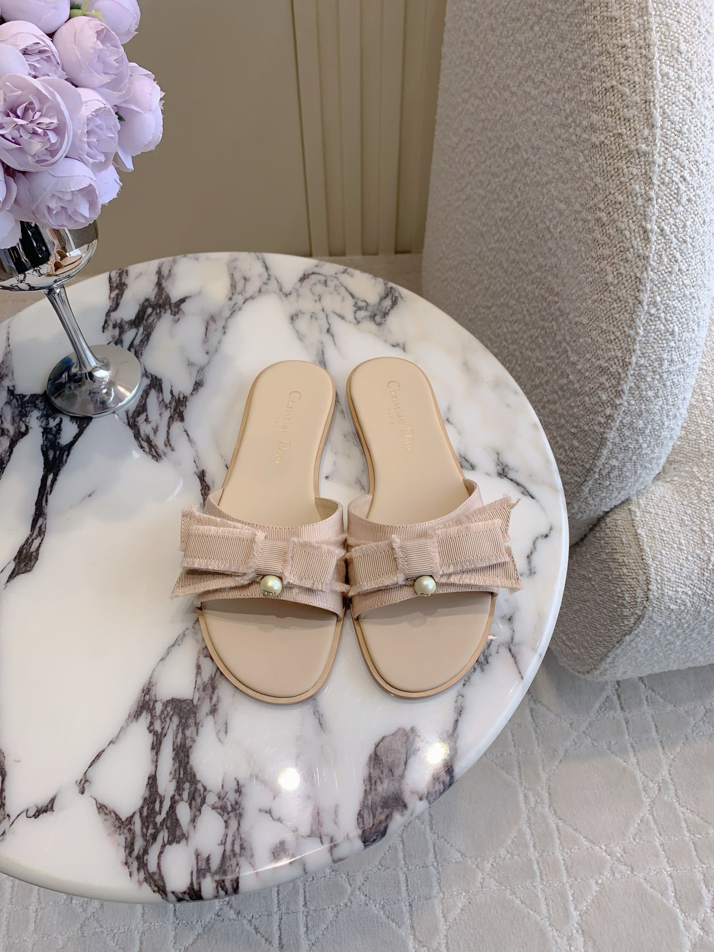 NO:409372,Dio's newest bow-tie pearl flat slippers. The effect of the foot is really amazing. The black tassel grosgrain upper shows the fashionable style. The white pearl embellishment adds elegant temperament. Everyday versatile. The upper original grosgrain inner footbed top-grade mixed-bred sheepskin Italian leather outsole. Size 35-39 (40 41 42 customized), slippers sandals, dior, sandals, slippers, sheepskin, Leather soles19860909Dio*新款蝴蝶结珍珠平底拖鞋 上脚效果真的绝了 黑色流苏罗缎鞋面尽显时尚格调 白色珍珠点缀增添高雅气质 日常百搭 鞋面原版罗缎 内里垫脚顶级混种羊皮 意大利真皮大底 尺码35-39（40 41 42定做）,拖鞋凉鞋,dior,sandals,slippers,sheepskin,Leather soles,Women's Shoes