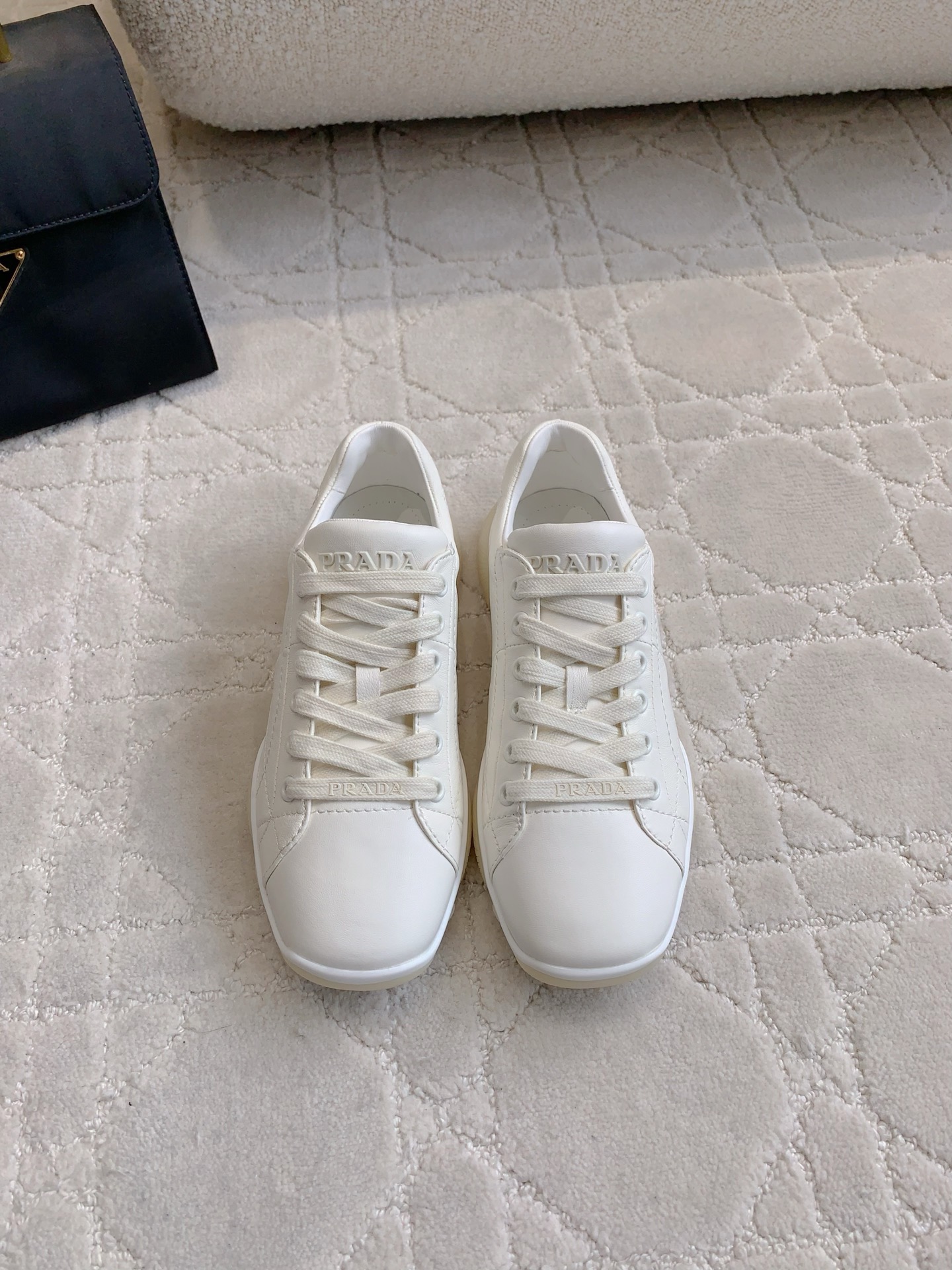 NO:252114,Top version PRAD* new casual shoes, original purchase and creation, 1:1 details replica, top version!  Original calf leather, inner foot padded calf leather, original open molded outsole, size 35-39 (40 41 custom made), casual shoes/sports shoes, prada, sneakers, cowhide19860909顶级版本 PRAD*新款休闲鞋板鞋 原版购入打造 1:1细节复刻 顶级版本！ 鞋面原版小牛皮 内里垫脚牛皮 原版开模大底 尺码35-39（40 41定做）,休闲鞋/运动鞋,prada,sneakers,cowhide,Women's Shoes