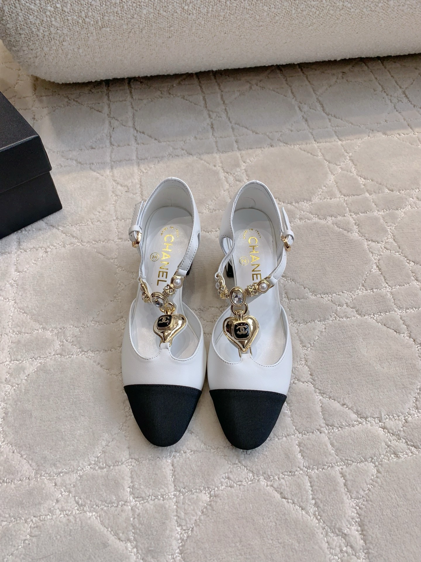 NO:252011,CHANE's newest love Mary Zhen thick heel shoes. Xiangjia high-end feel is always convincing. It looks simple but it is inexplicably high-end on the feet. Absolute girlish feeling. Comfortable and easy to wear. Uppers, patent leather/lambskin. Original mold opening hardware. Inner footbed sheepskin. Italian leather outsole. Heel height 6cm. Size 35-39 (40 41 custom made), single shoes. Mary Zhen, chanel, chanel, mary jane, sheepskin, Leather soles.19860909CHANE*新款爱心玛丽珍粗跟单鞋 香家高级感这块总让人大写的服气 看起来简单的款式 但上脚就莫名很高级 绝对的少女感 舒适好穿 鞋面牛漆皮/小羊皮 原版开模五金 内里垫脚羊皮 意大利真皮大底 跟高6cm 尺码35-39（40 41定做）,单鞋玛丽珍,chanel,chanel,mary jane,sheepskin,Leather soles,Women's Shoes