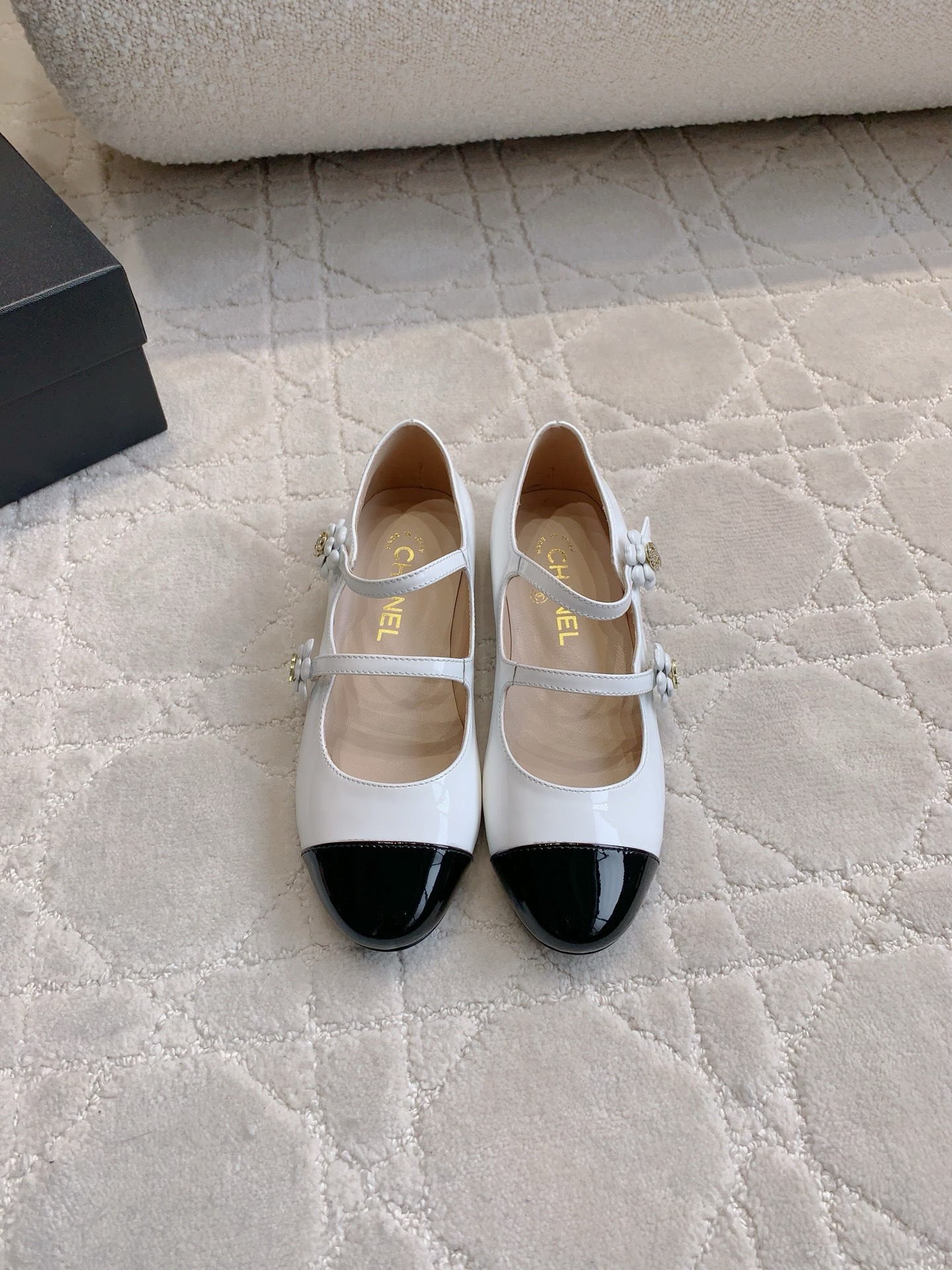 NO:252007,CHANE's newest camellia Mary Jane single shoes. The high-end style of Xiangjia always makes people feel capitalized. It looks simple but it is inexplicably high-end on the feet. Absolute girlish feeling. Comfortable and easy to wear. Upper cow patent leather. Original molded camellia inside. Sheepskin. Italian leather outsole. Size 35-39 (customized for 40 41). Single shoes. Mary Jane, chanel, chanel, mary jane, sheepskin, Leather soles.19860909CHANE*新款山茶花玛丽珍单鞋 香家高级感这块总让人大写的服气 看起来简单的款式 但上脚就莫名很高级 绝对的少女感 舒适好穿 鞋面牛漆皮 原版开模山茶花 内里垫脚羊皮 意大利真皮大底 尺码35-39（40 41定做）,单鞋玛丽珍,chanel,chanel,mary jane,sheepskin,Leather soles,Women's Shoes