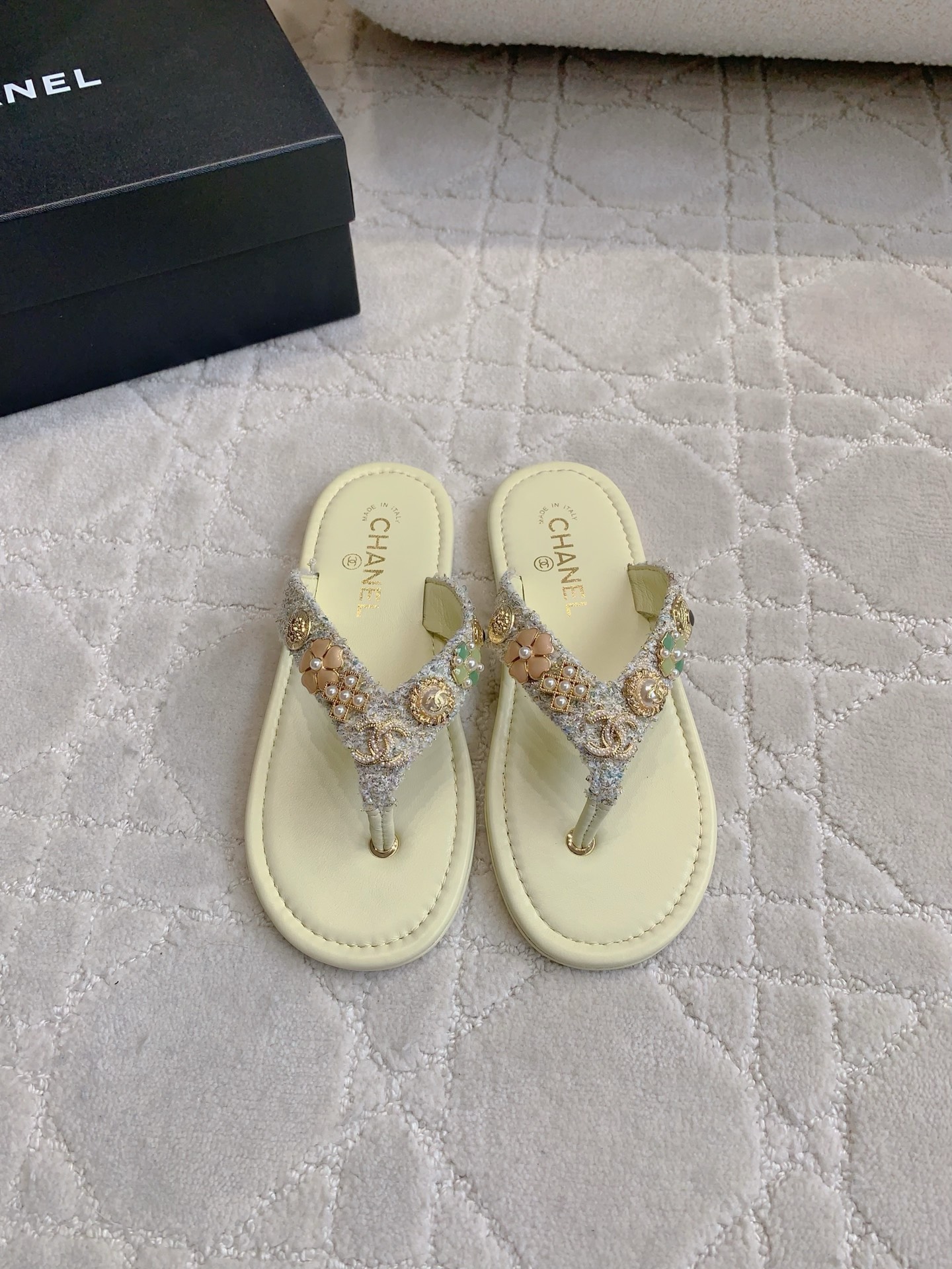 NO:252016,CHANE's newest clip-toe flip flops, simple and versatile, classic badge embellishment exquisite and durable, comfortable and easy to wear, woolen fabric, ZP molded hardware buckle, inner foot pad sheepskin Italian leather outsole Size 35-39 (customized for 40 41), split-toed shoes, chanel, sheepskin, Leather soles19860909CHANE*新款夹趾人字拖 简约百搭款 经典徽章点缀精致又耐看 舒适度满分 超好穿  鞋面毛呢面料 ZP开模五金扣 内里垫脚羊皮 意大利真皮大底 尺码35-39（40 41定做）,分趾鞋,chanel,sheepskin,Leather soles,Women's Shoes