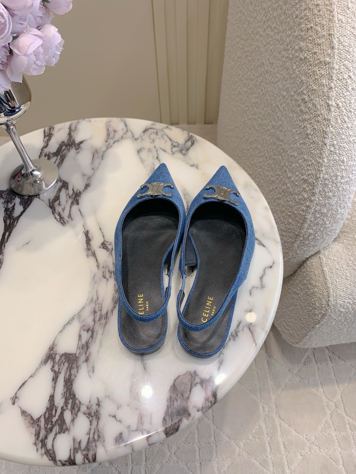Stylish Cowboy-Inspired Flat Shoes by Celin: Sharp Design with Luxurious Materials - 图片 4